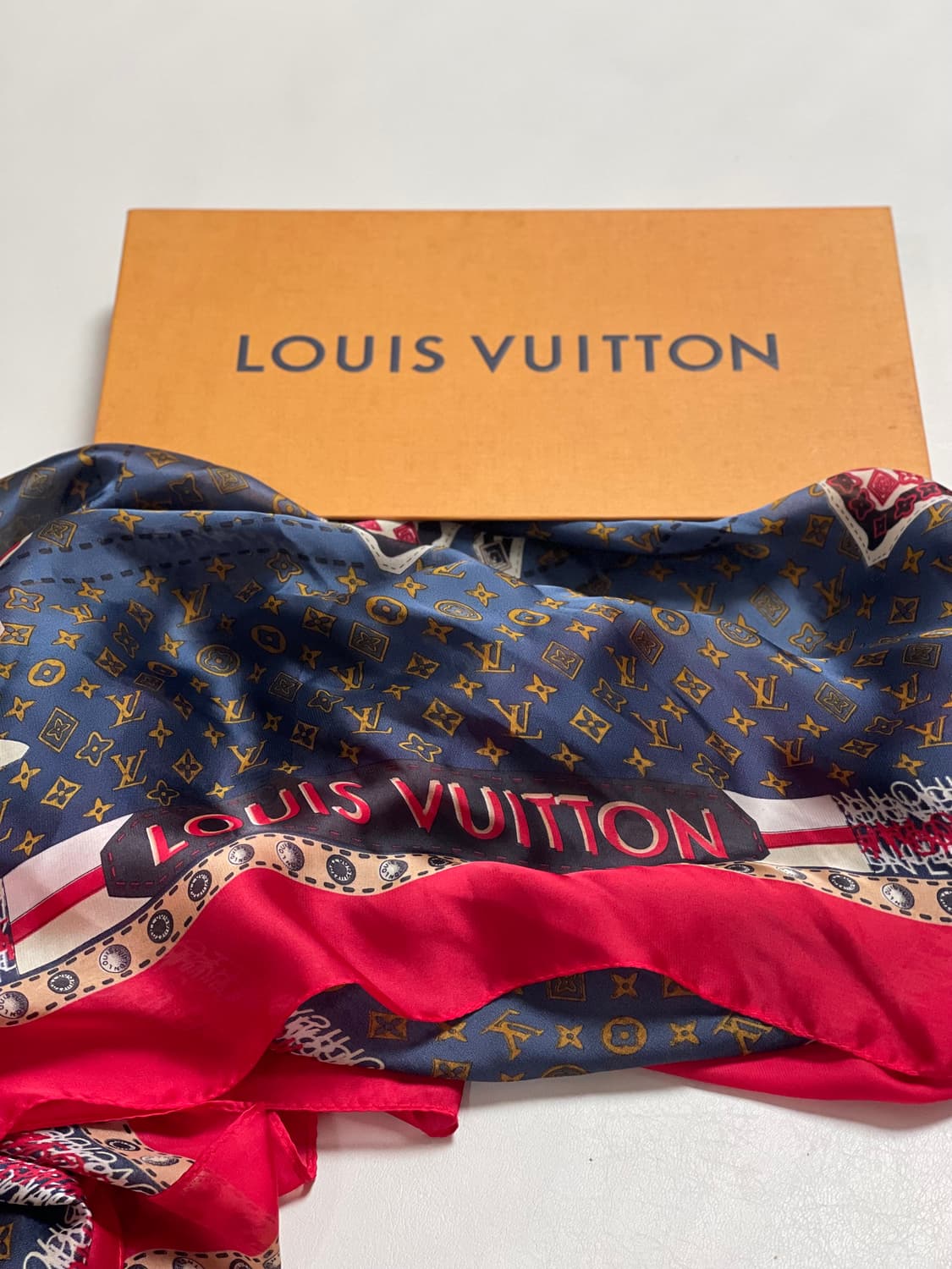 정품 루이비통 월드 맵 스퀘어 90 방도 실크 스카프. 구매가 120만원 상품이미지8