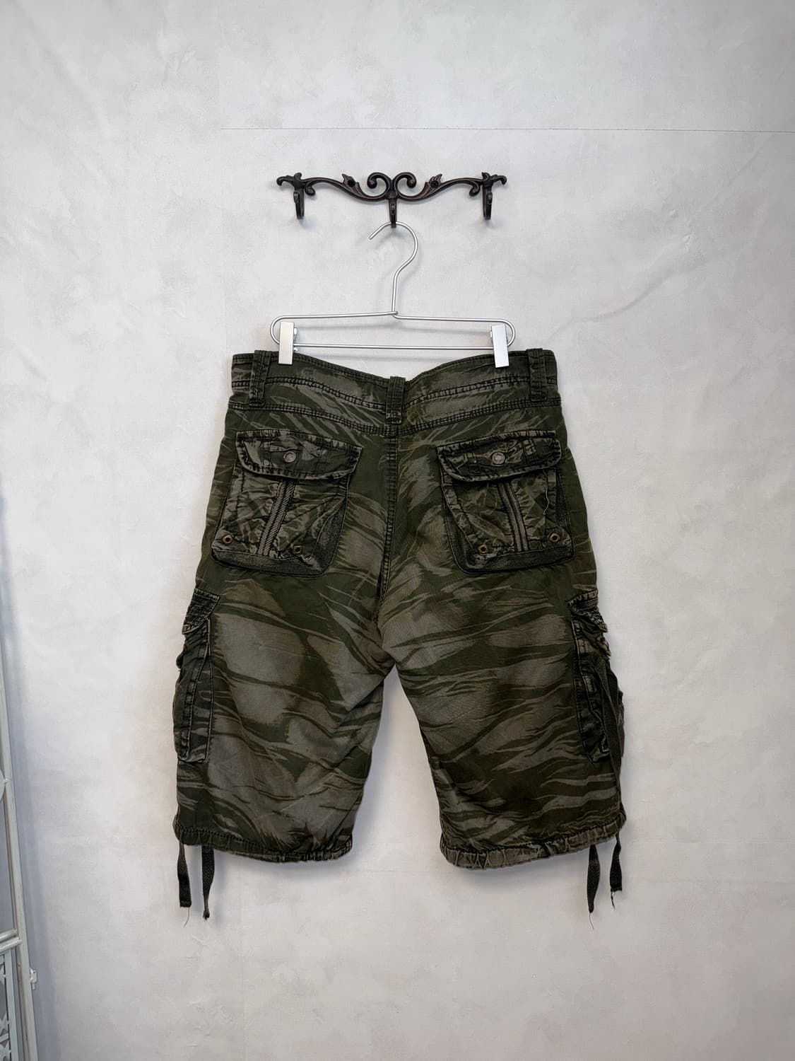 Washing khaki grunge pocket detail 카고반바지 상품이미지4