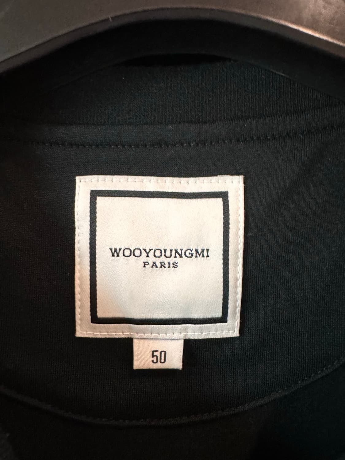 우영미 25SS 자개 백로고 블랙 반팔 50 상품이미지5