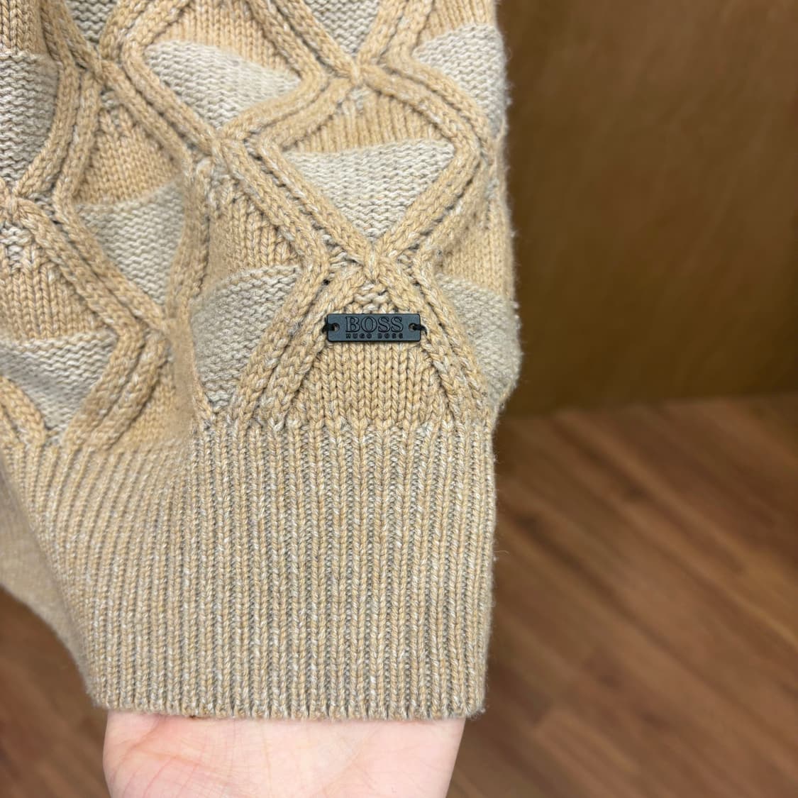 휴고 보스 라운드넥 니트 기하학 패턴 로고 메탈 장식 디테일 베이지 상품이미지6