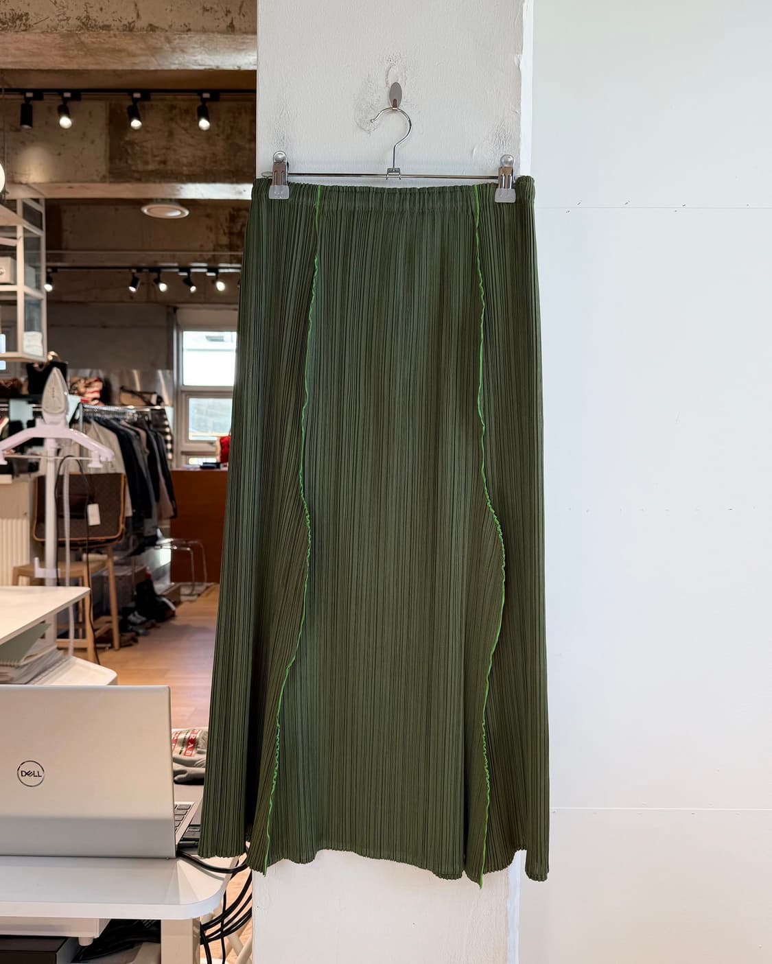 플리츠플리즈 카키 링컬 미디스커트  상품이미지2