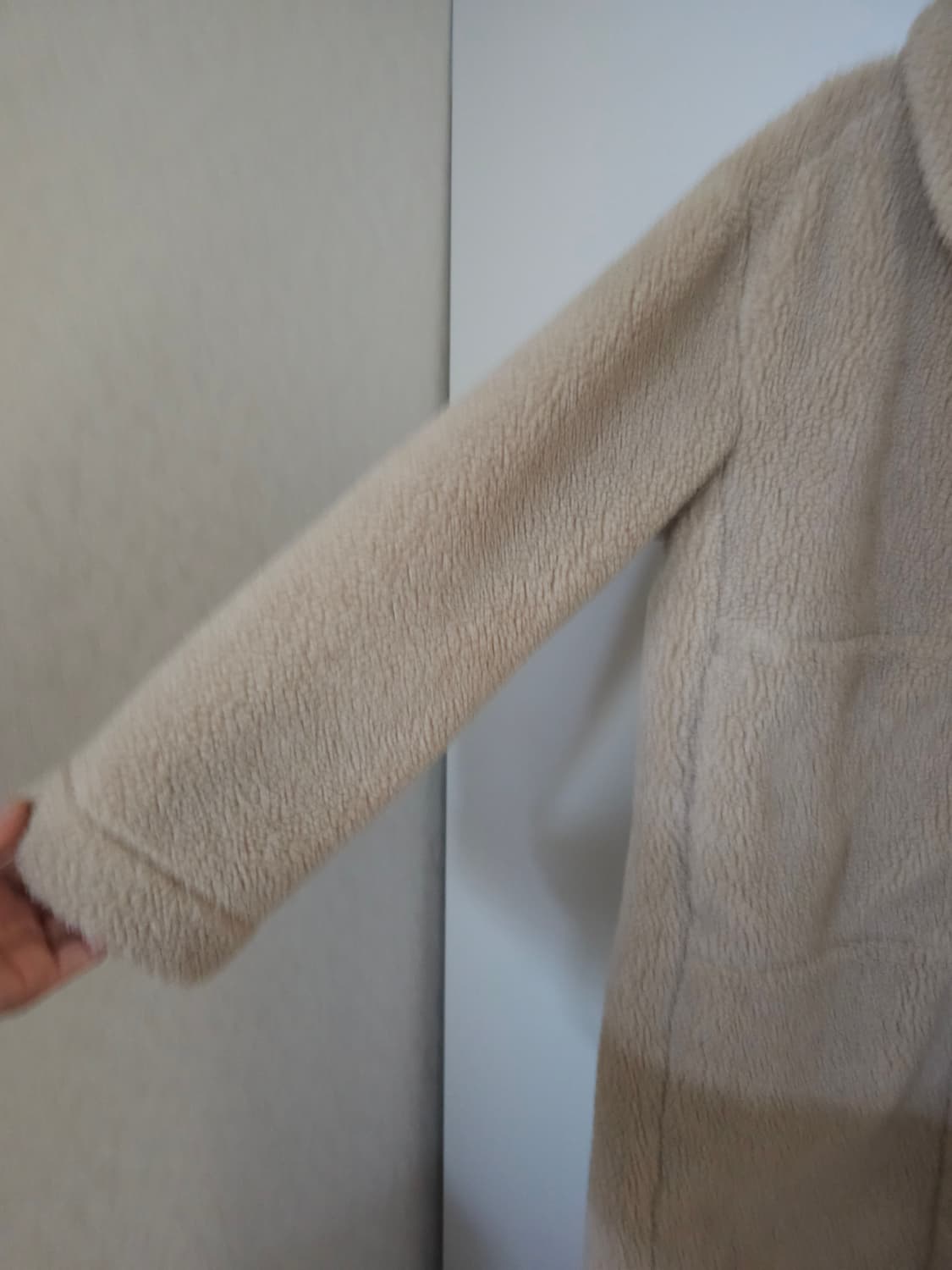 디스커버리 베이지 뽀글이 롱 코트 상품이미지3