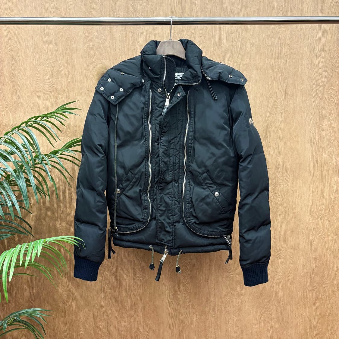 디스퀘어드2 다운 패딩 점퍼 후드 퍼 더블 지퍼 밑단 스트링 디테일 블랙 상품이미지1