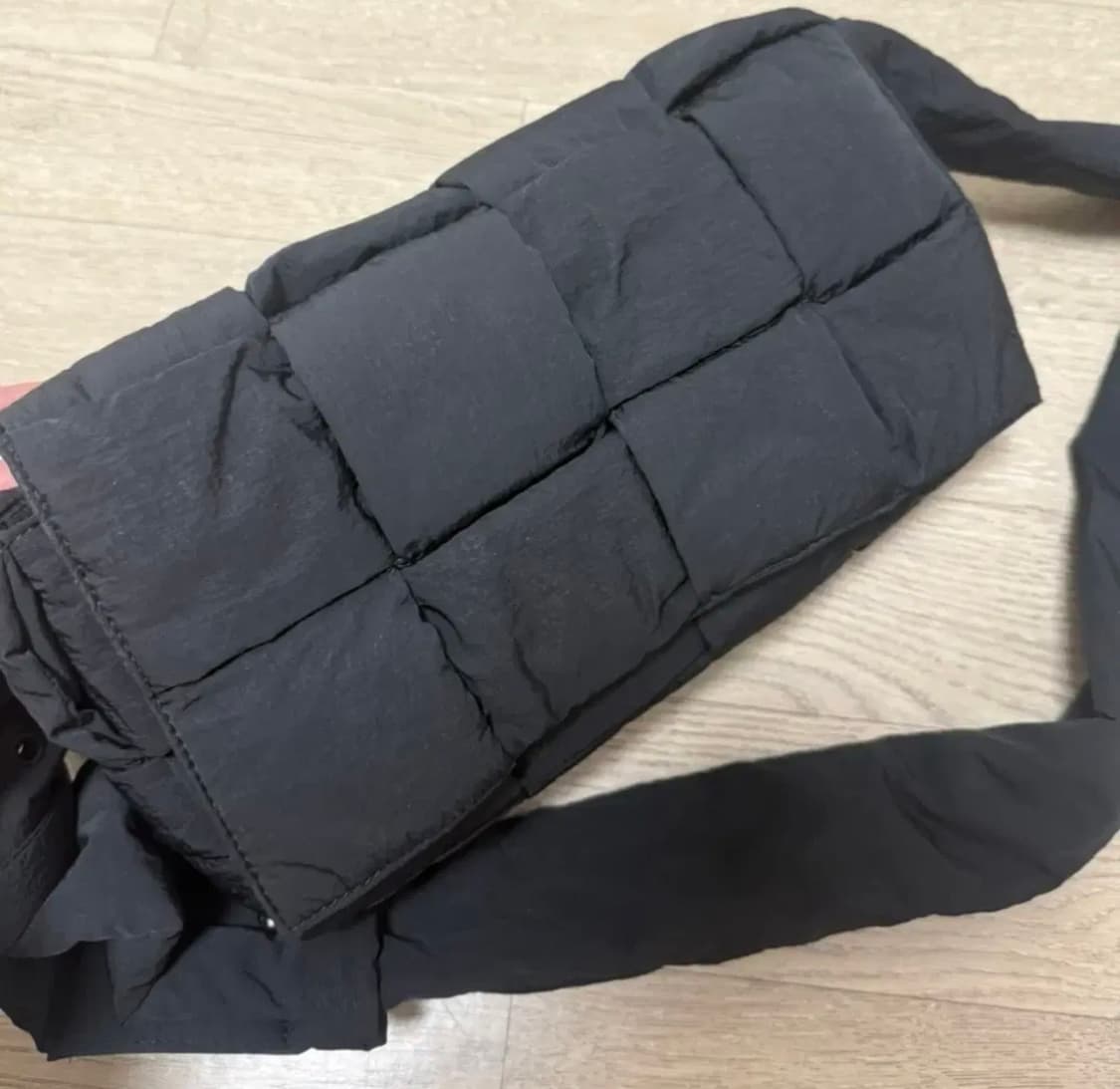 보테가 베네타 패딩 테크 카세트백 블랙 상품이미지1