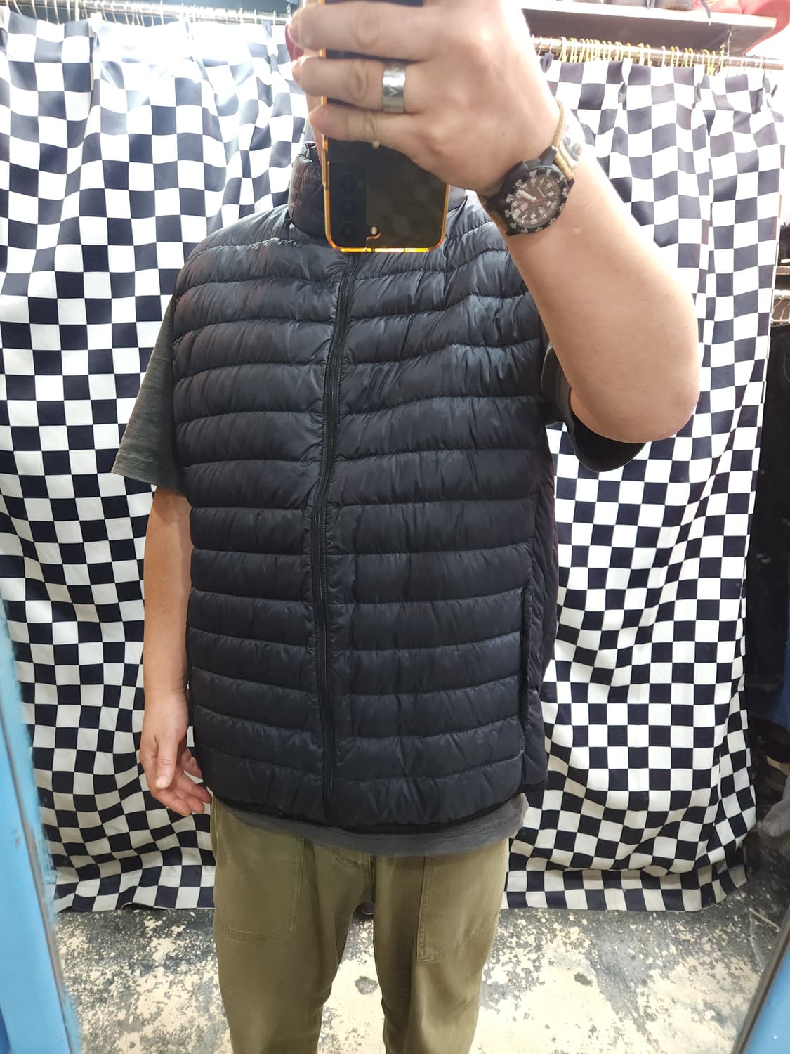 유니클로 오리털 경량 패딩 조끼
​
 상품이미지7