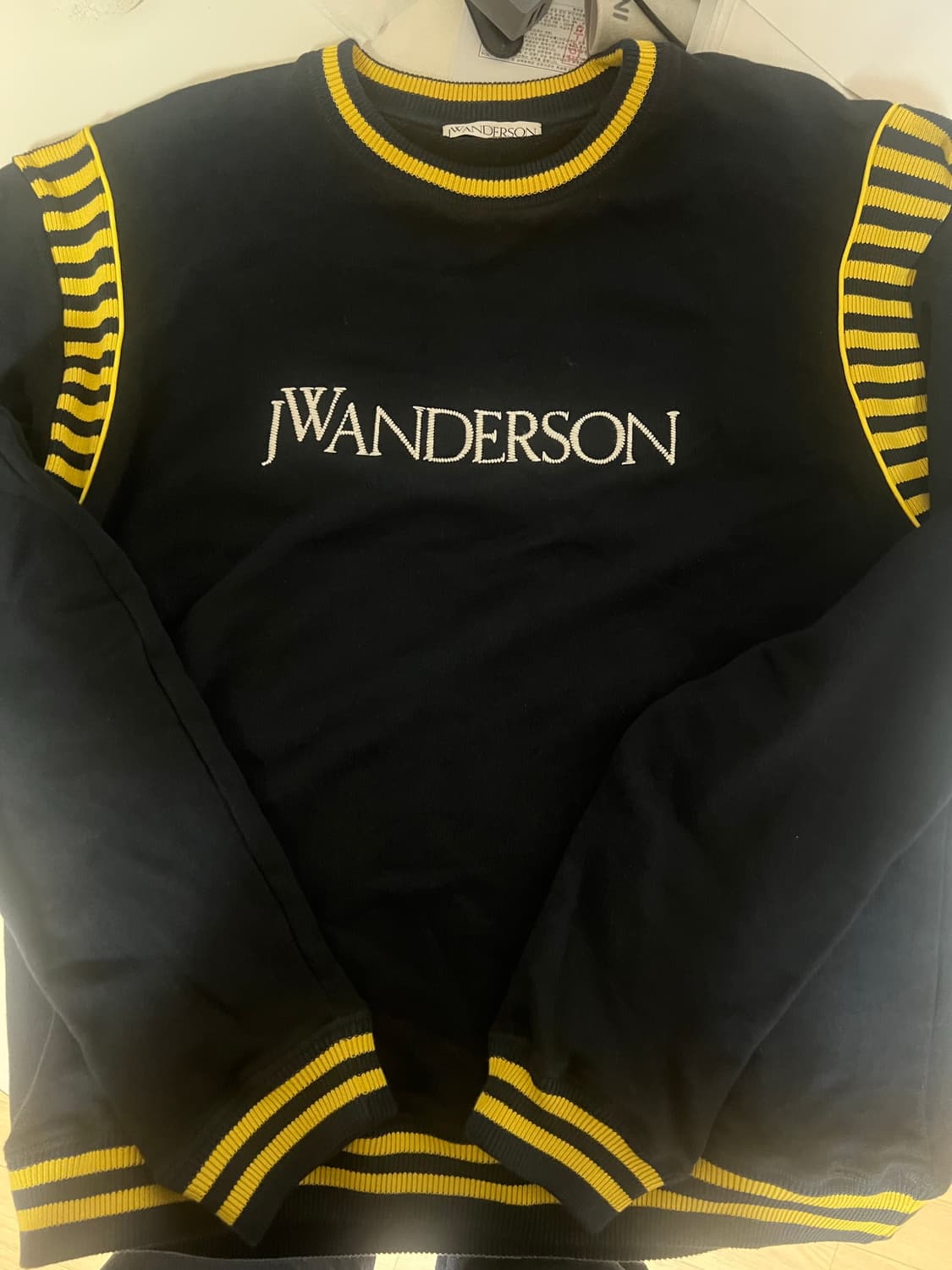 JW Anderson 블랙/옐로우 스트라이프 맨투맨 상품이미지1