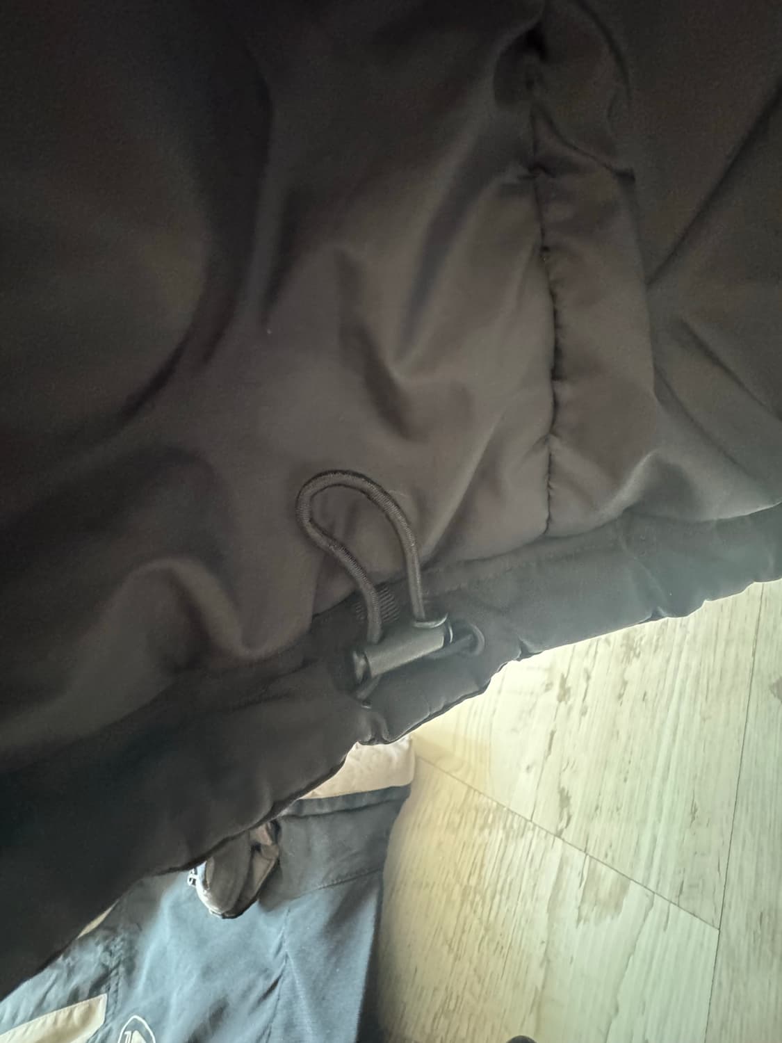 유니클로 화이트마운티니어링 하이브리드 다운파카 패딩 상품이미지4