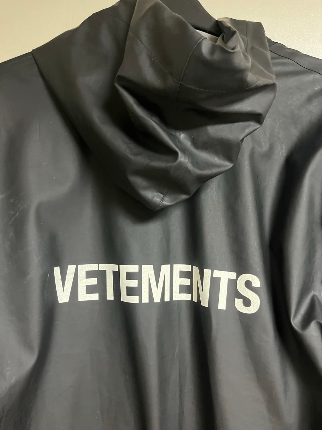 [VETEMENTS] 베트멍 네이비 로고 바람막이 레인코트 상품이미지2