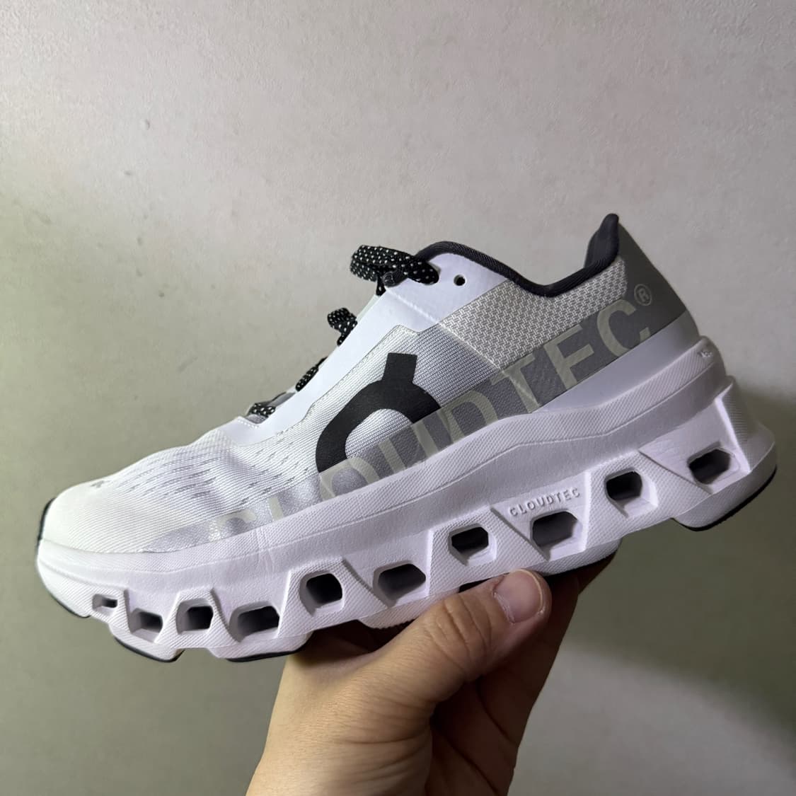 온 러닝 클라우드몬스터 언다이드 화이트 (235) 상품이미지9