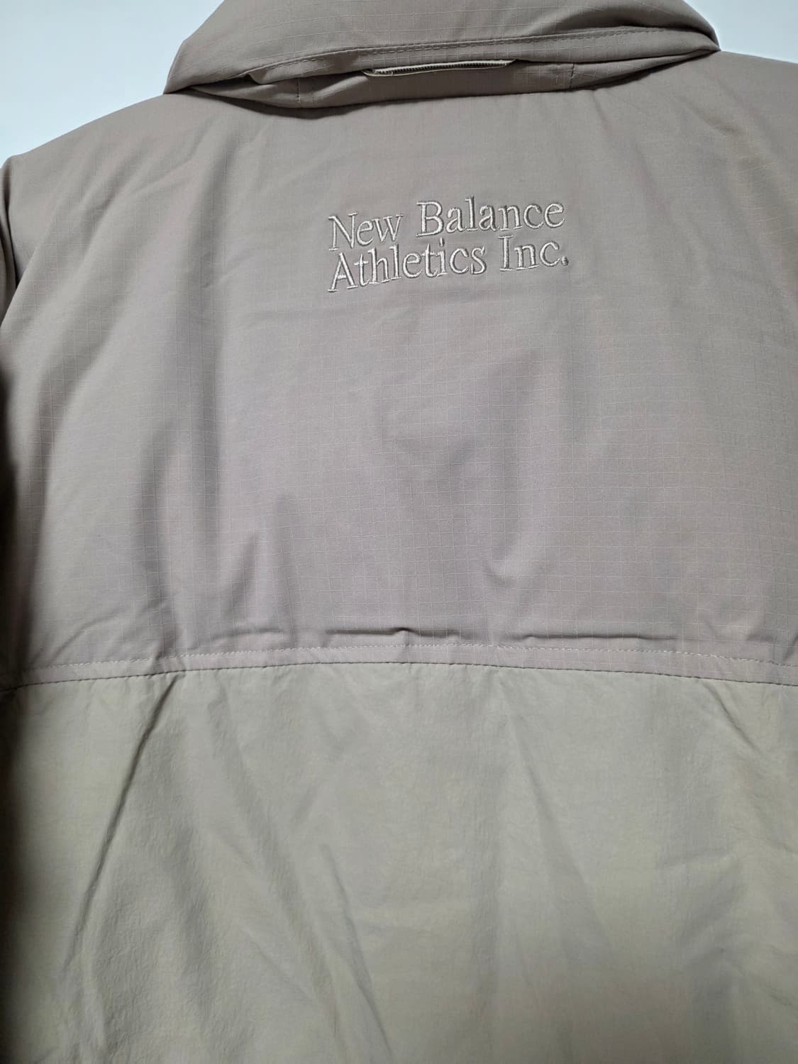 뉴발란스 베이지 경량패딩 점퍼 상품이미지3