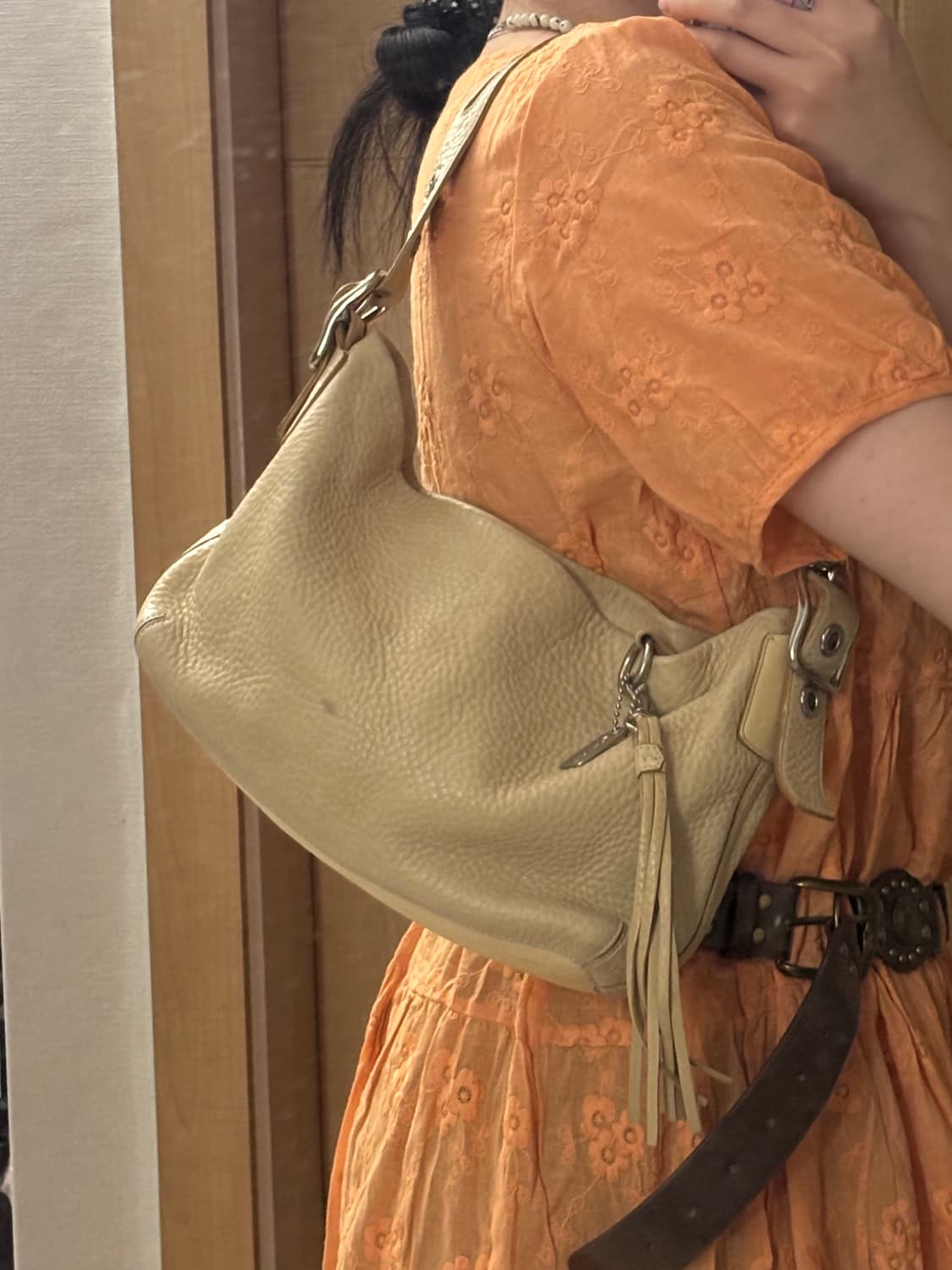 코치 크림 레더 숄더백 상품이미지1