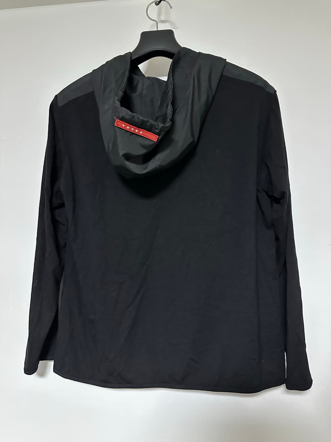 프라다 블랙 후드티 상품이미지2