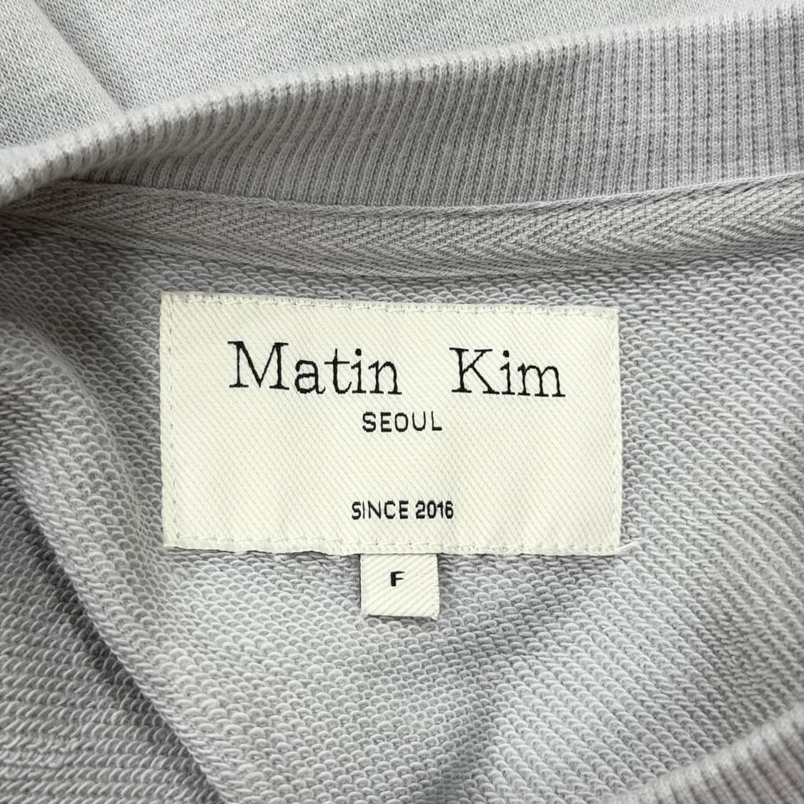 마뗑킴 스티치 포인트 라벨 크롭 스웨트셔츠 라이트 그레이 상품이미지5