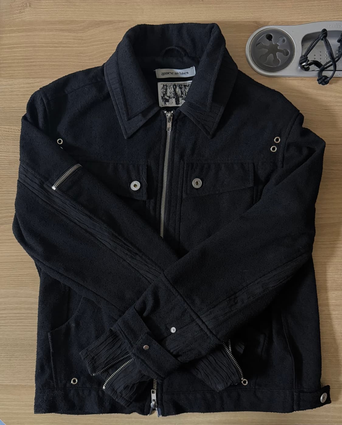 ROUGH LAYERED CUT TRUCKER BLACK 1 상품이미지1