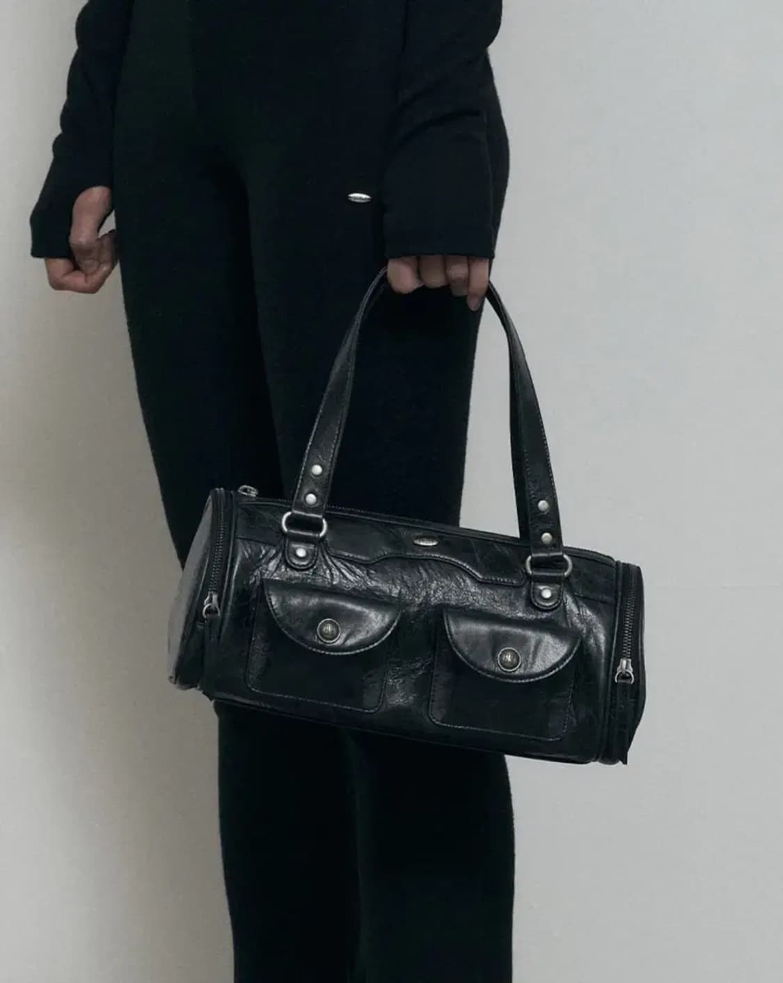 보헤미안서울 카고 미니백 글로시블랙 상품이미지1