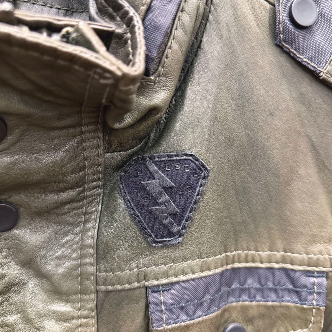 디젤 밀리터리 레더 필드 자켓 배색 에폭 장식 로고 패치 디테일 카키 상품이미지6