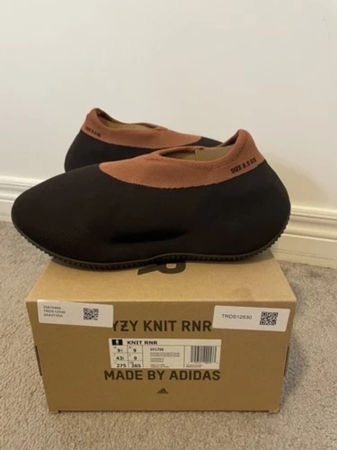 285)아디다스 이지 니트 러너 스톤 카본 상품이미지1