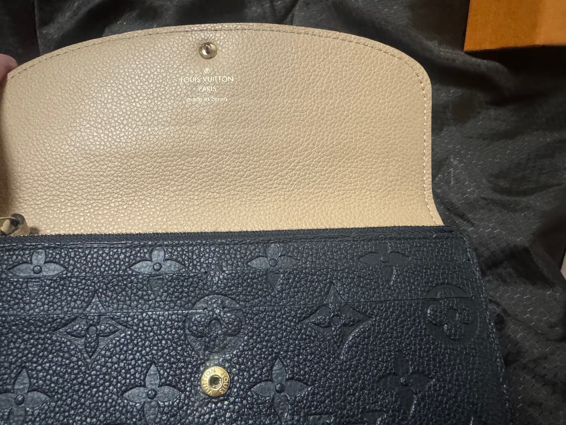 루이비통 에밀리 월릿 모노그램 앙프렝뜨 지갑 블랙 상품이미지3