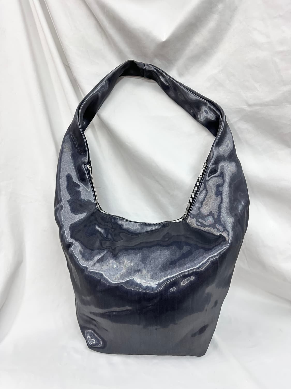 👜 COS 하이 샤인 크로스바디 백 – 네이비 상품이미지3