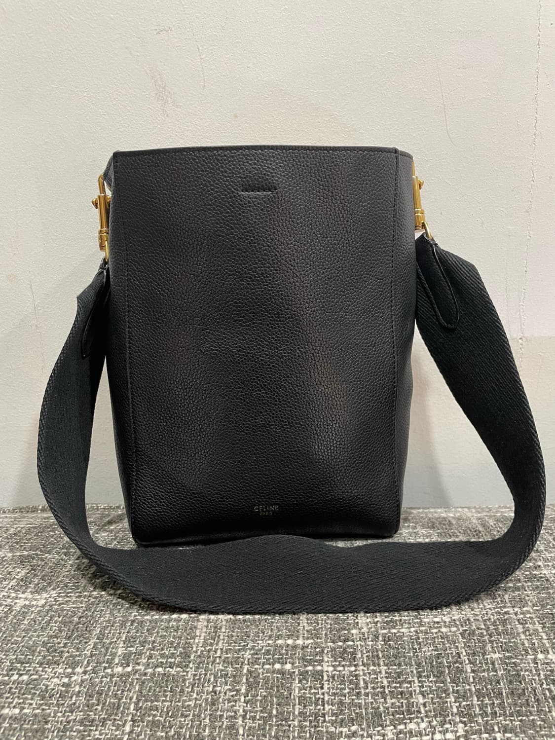 셀린느 상글 스몰 버킷백 블랙 정품 상품이미지3