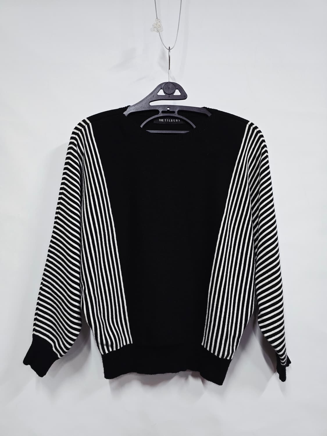 THE TILBURY 스트라이프 패턴 니트 블랙 상품이미지1