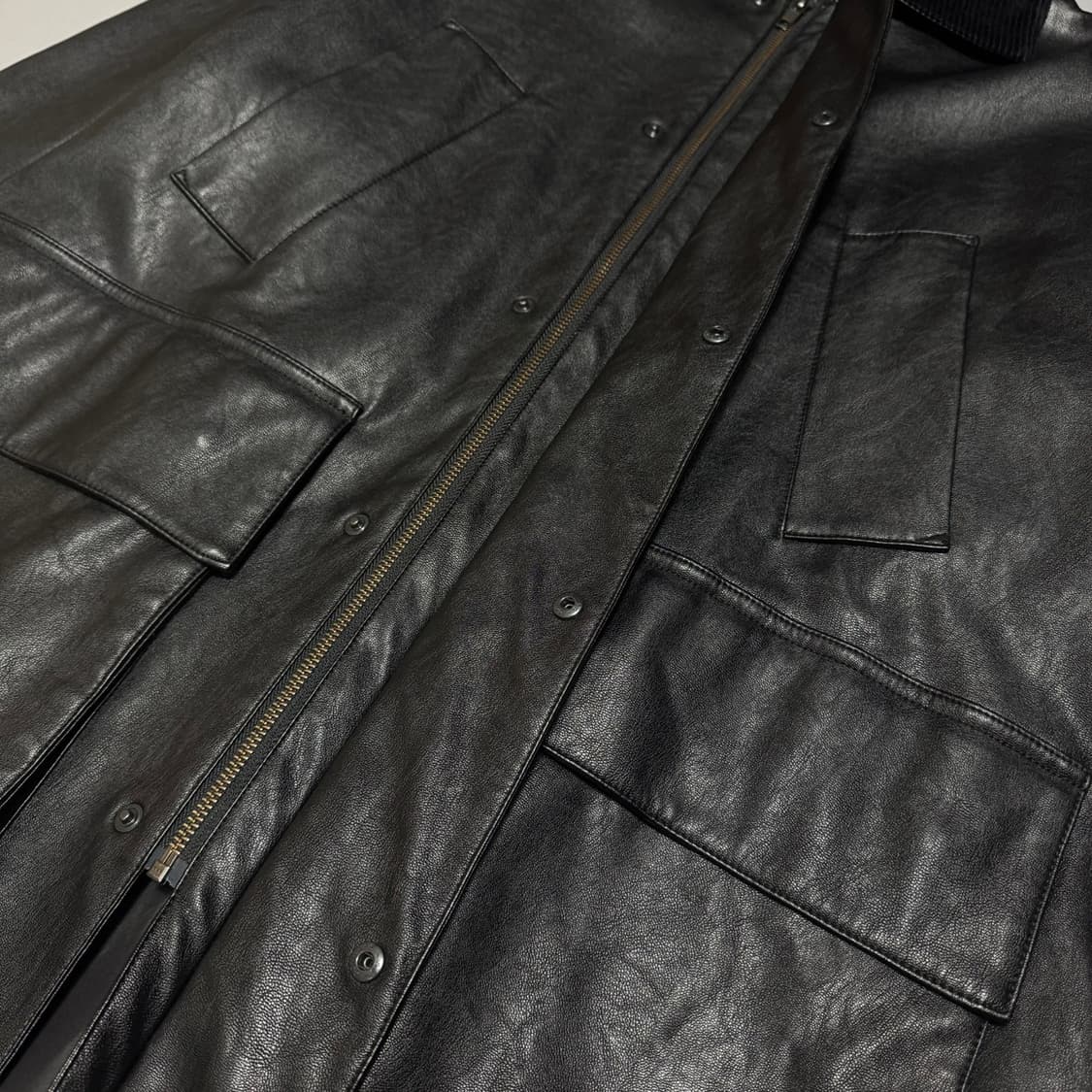 센스오브플레이스 블랙컬러 에코 레더 집업 스냅버튼 레더 코트 상품이미지5