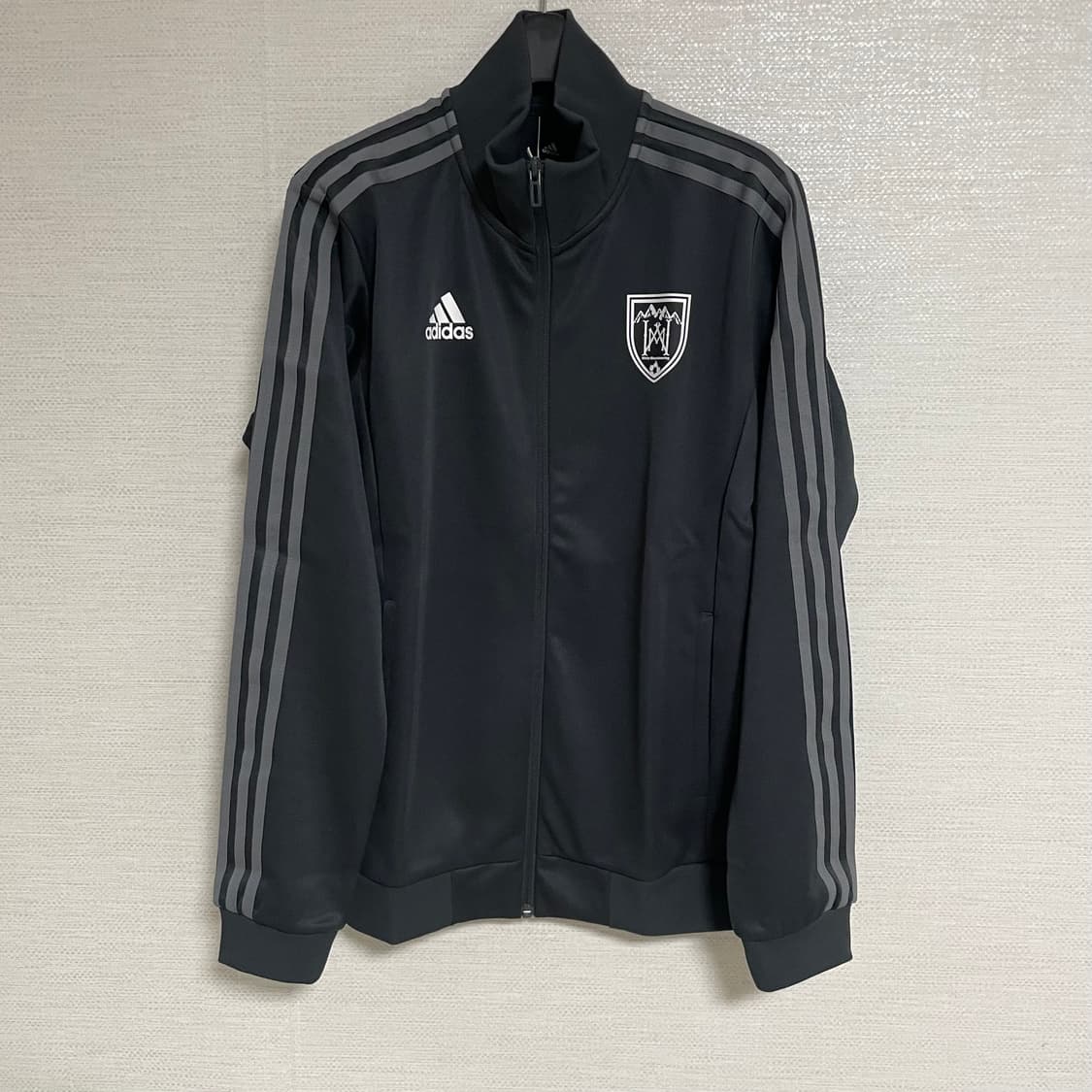 아디다스 x 화이트마운티어링 트랙탑 차콜 새상품 상품이미지1