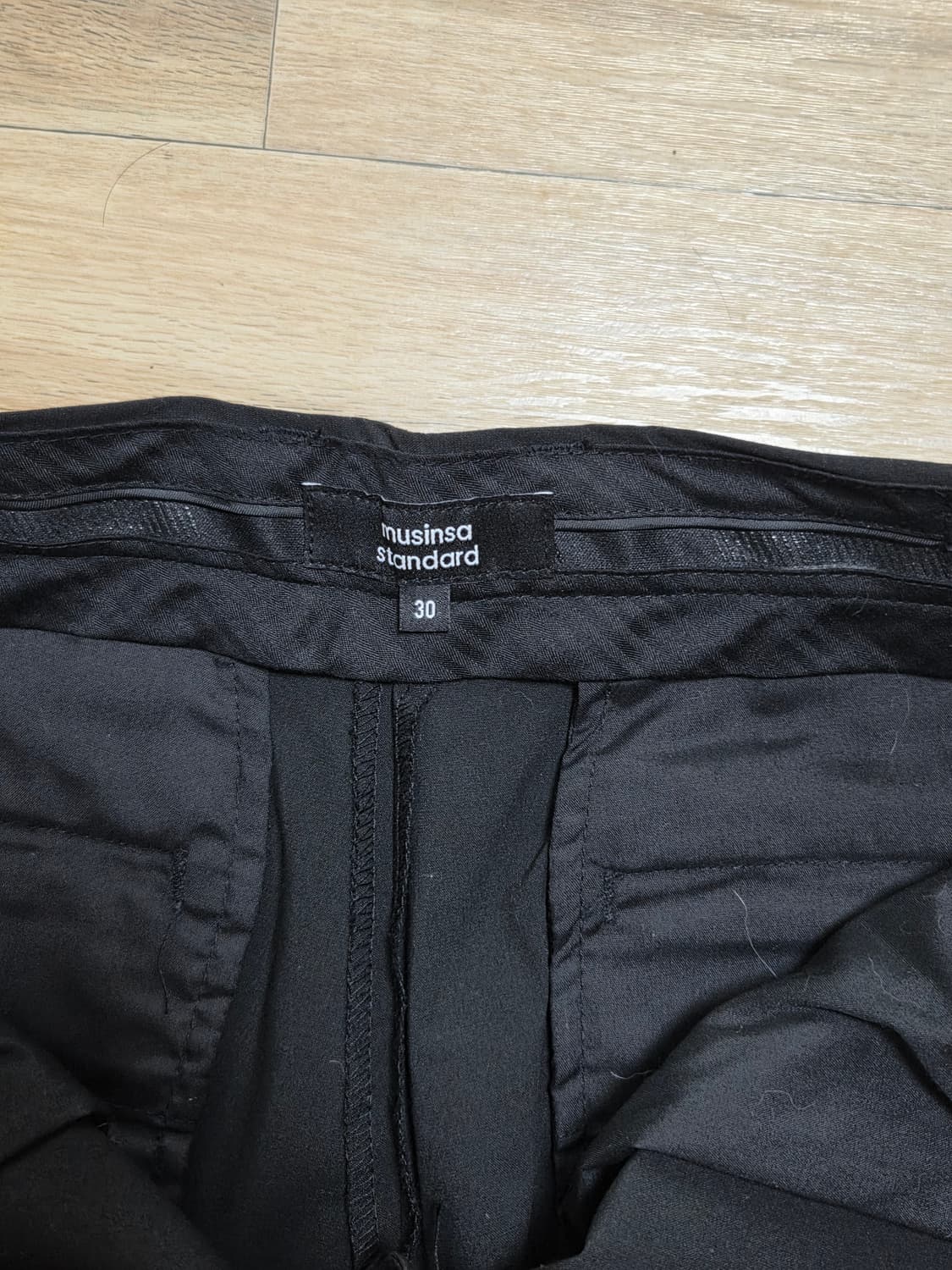 무신사스탠다드 블랙 슬랙스 세미와이드핏 30 상품이미지5