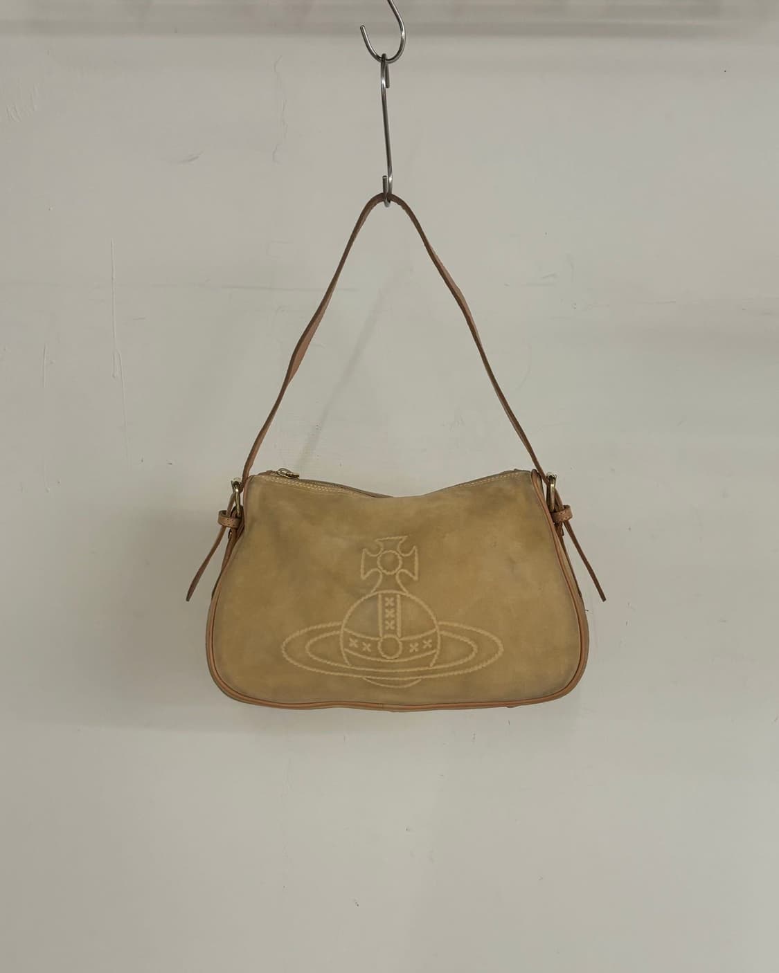 비비안 웨스트우드 베이지 스웨이드 숄더백 상품이미지2