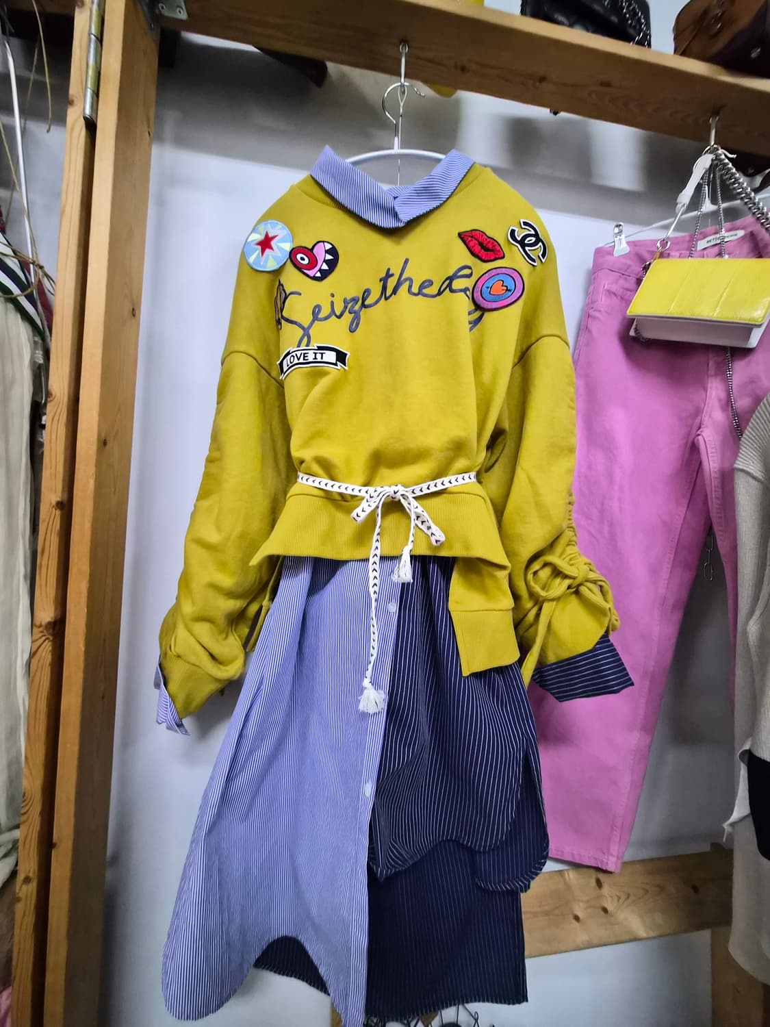 유니크 패치 스트링 맨투맨 상품이미지1