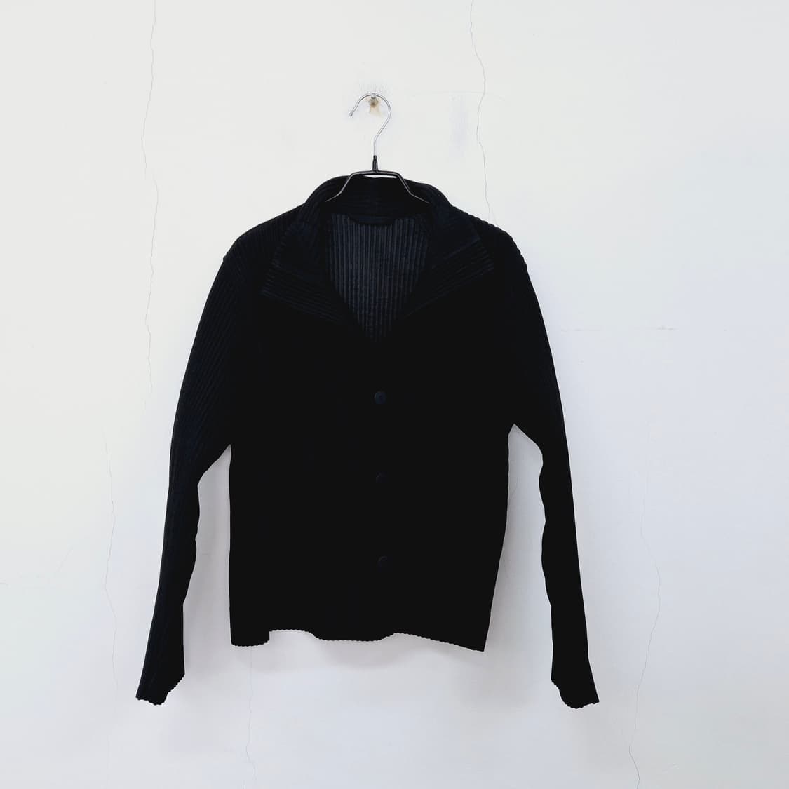 옴므플리세 23FW 8월 먼슬리 플리츠 하이넥 버튼 자켓 블랙 2 상품이미지3