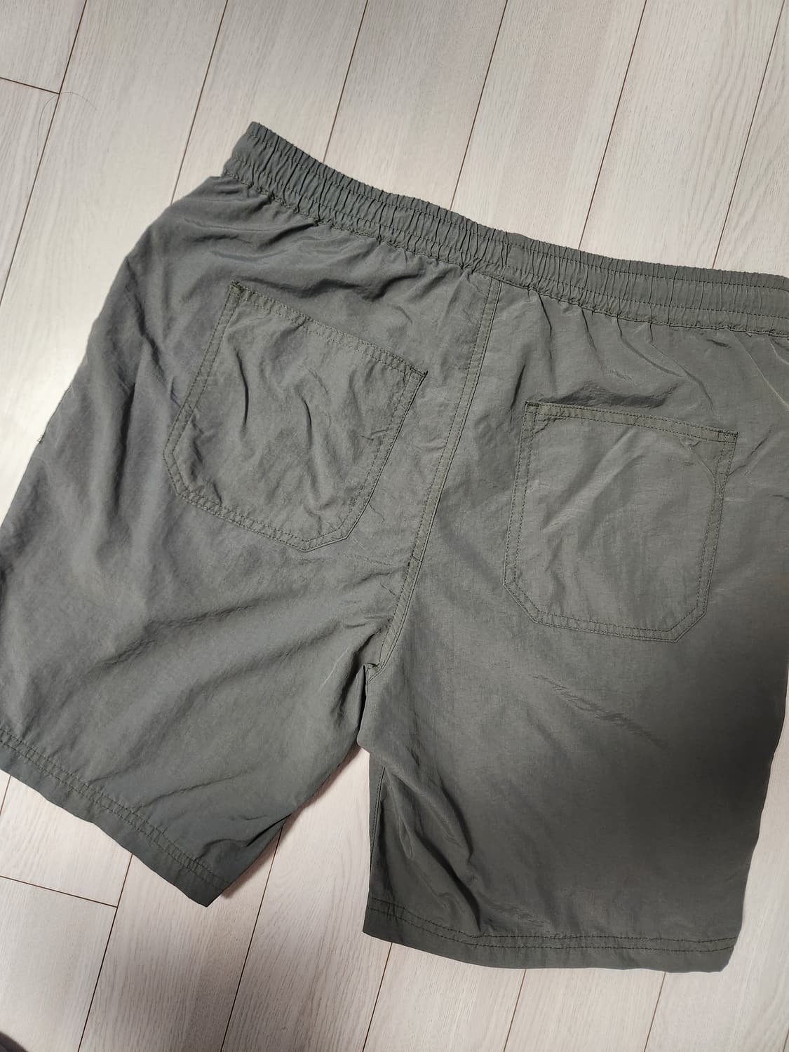 스케쳐스 퍼포먼스 카키색 밴딩 반바지 사이즈32 L

약간의 사용감 외에 상품이미지9