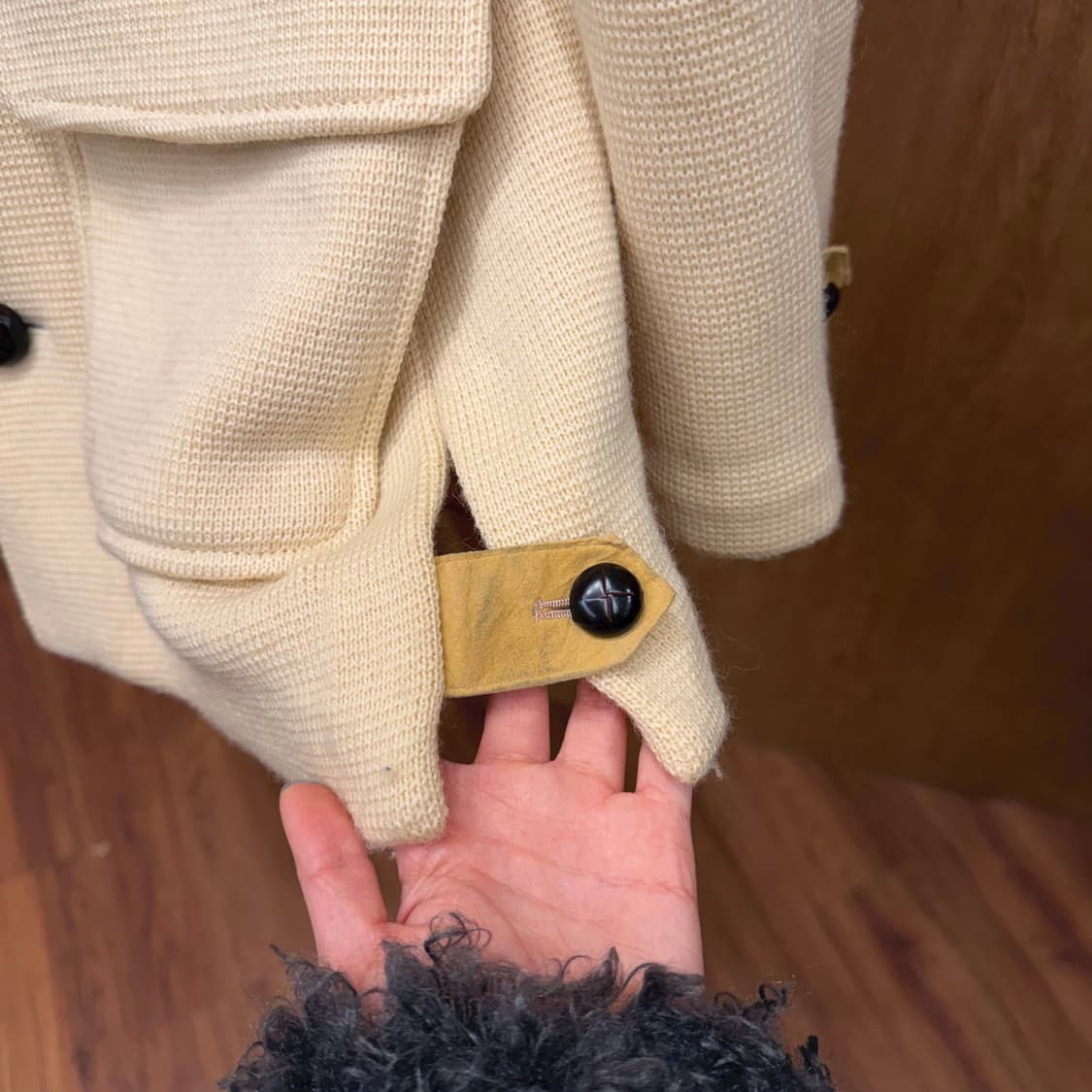 맥그리거 니트 자켓 숄 카라 사이드 버튼 스트랩 디테일 아이보리 상품이미지6