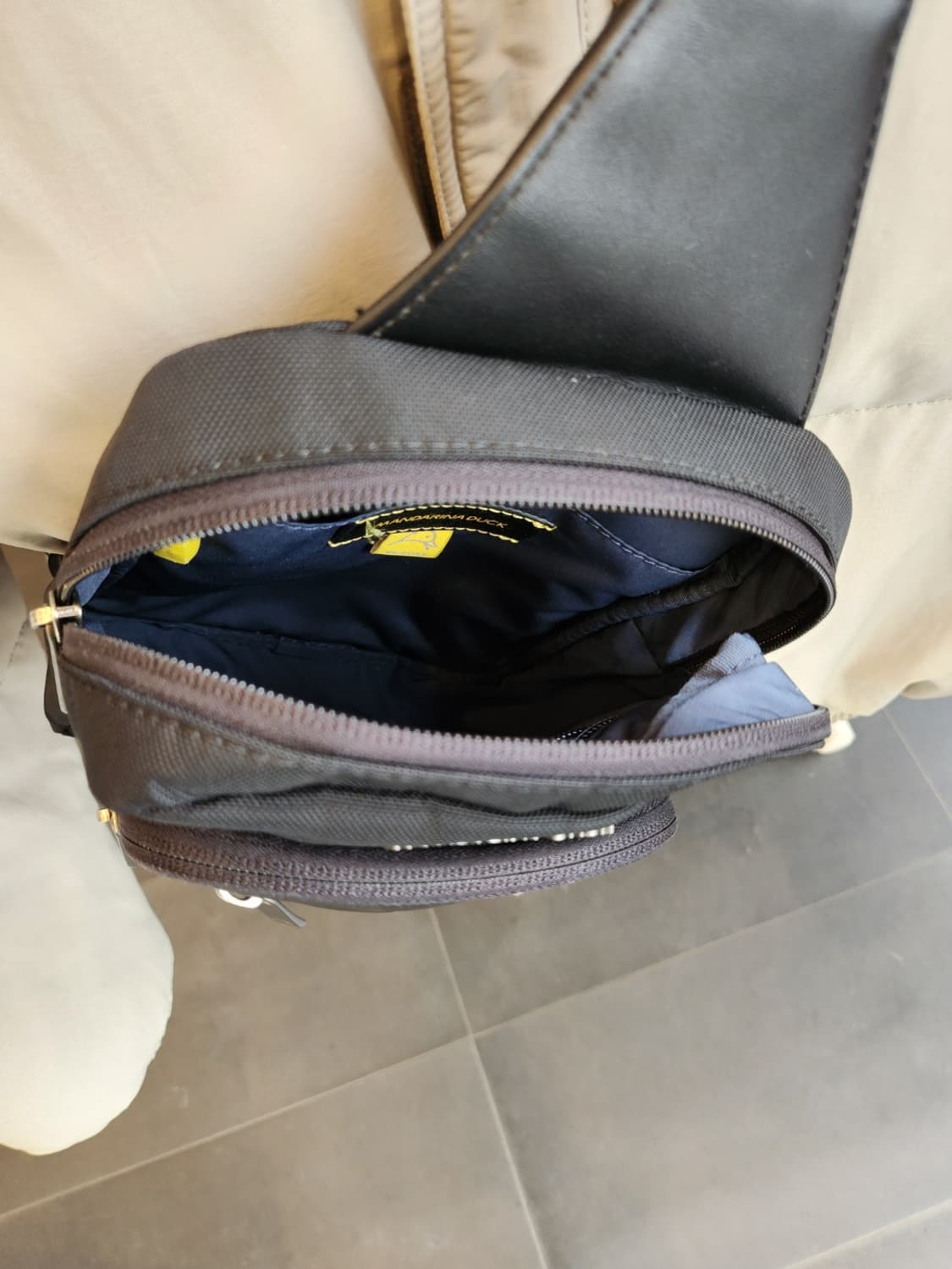 만다리나덕 블랙 슬링백  상품이미지4