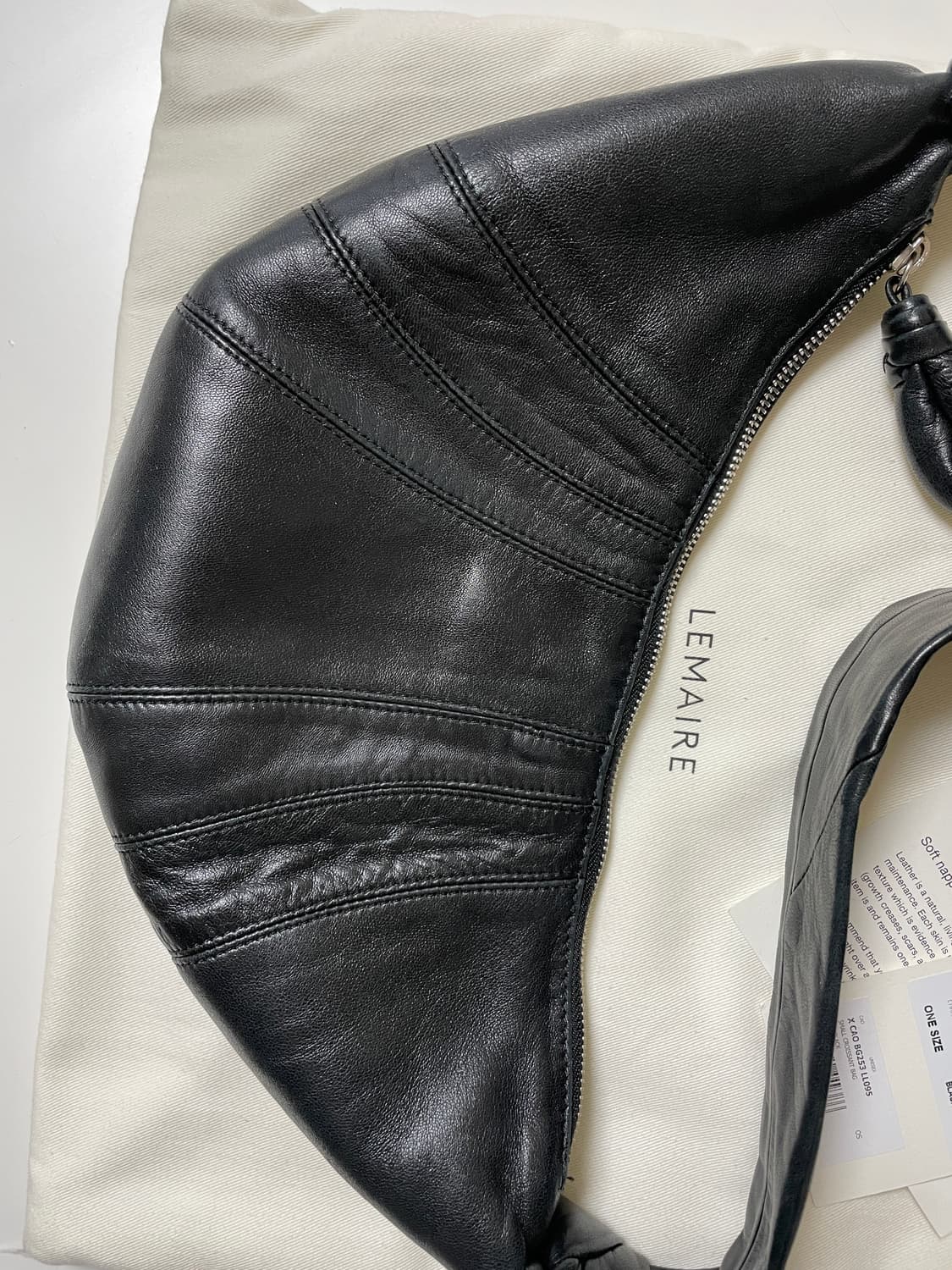 르메르 스몰 크루아상 백 소프트 나파 레더 블랙 상품이미지4