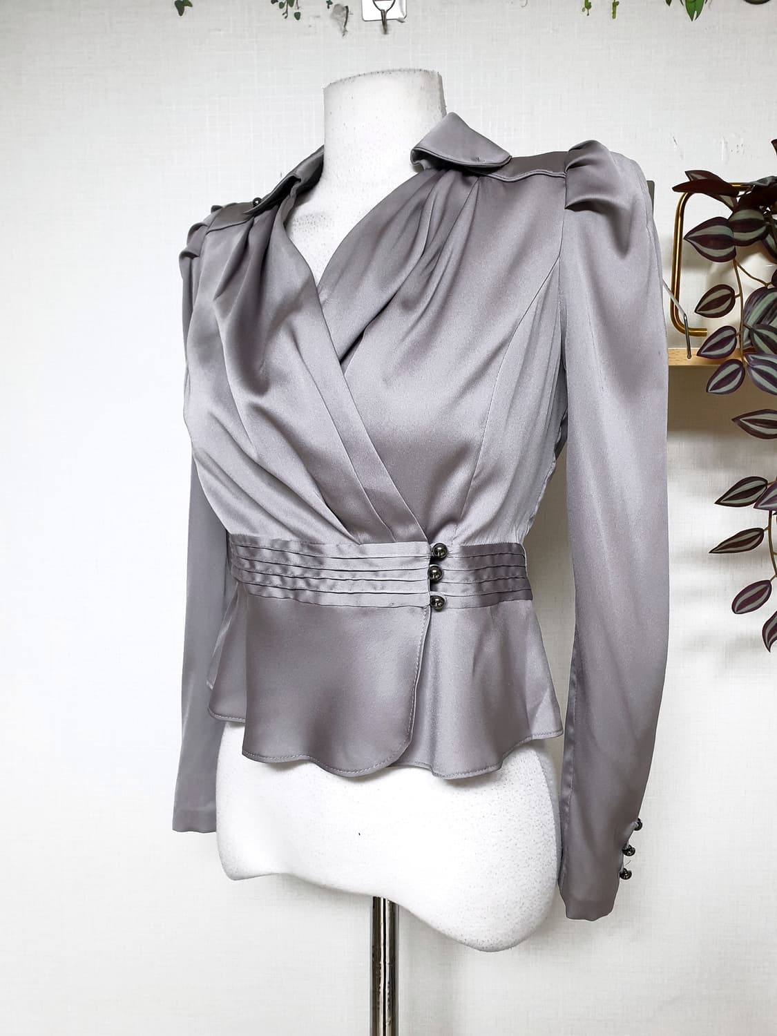 라인 페플럼 랩스타일 블라우스 55 크롭 실버 상품이미지5