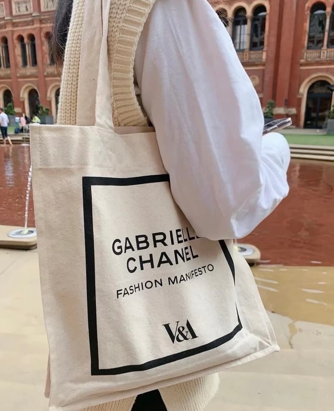 샤넬 영국 v&a 가브리엘 에코백 상품이미지8