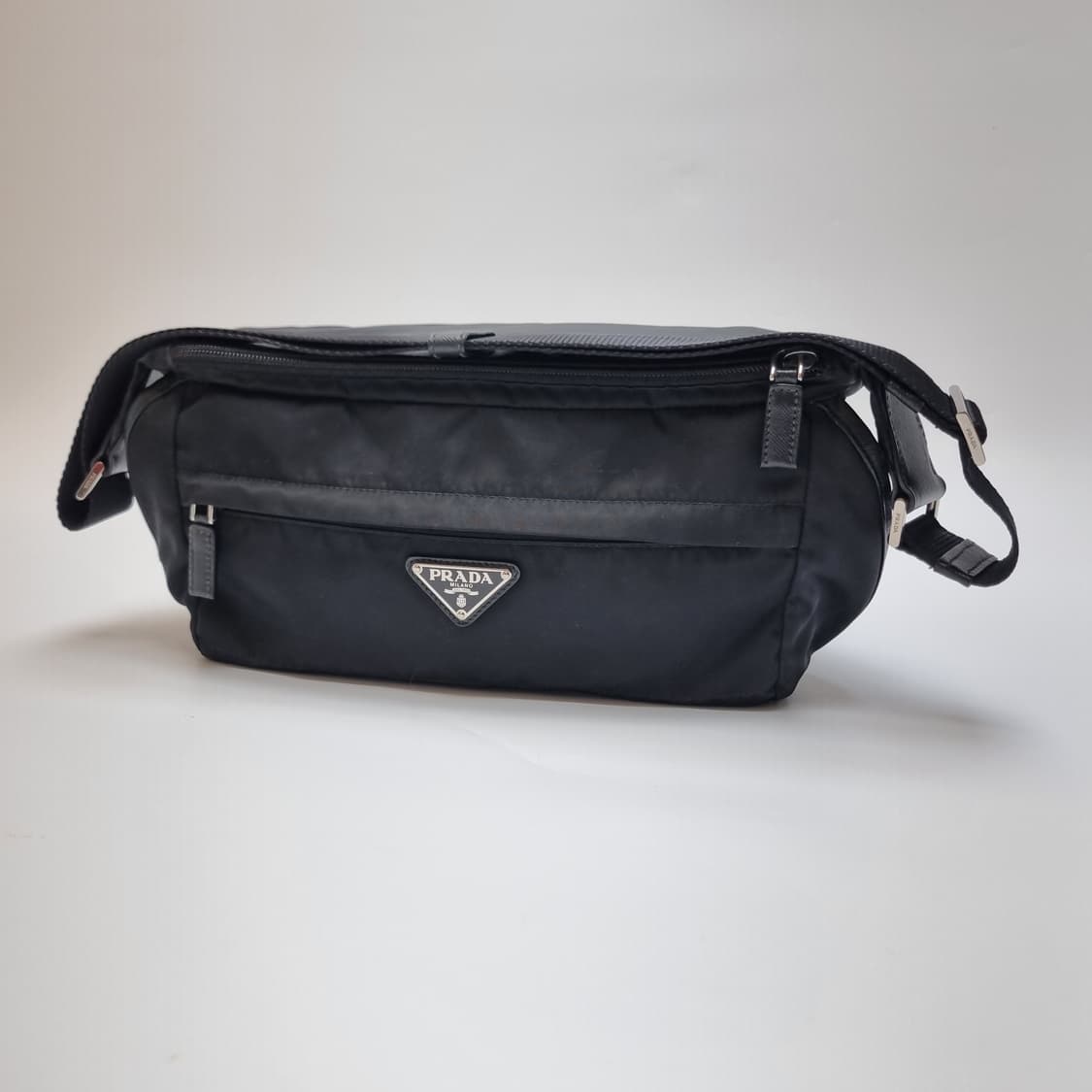 프라다 PRADA 리나일론 바이커백 미듐 크로스백 벨트백(2VH994) 상품이미지2