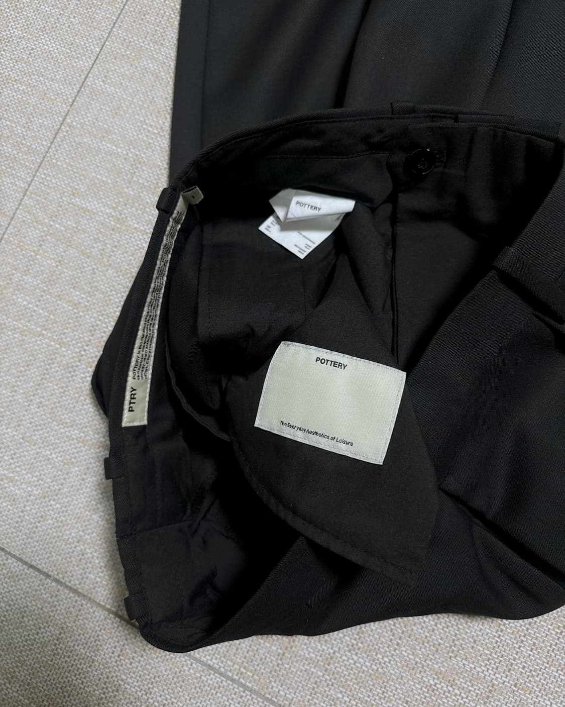 포터리 원 플리츠 울 슬랙스 팬츠 블랙 1 상품이미지3