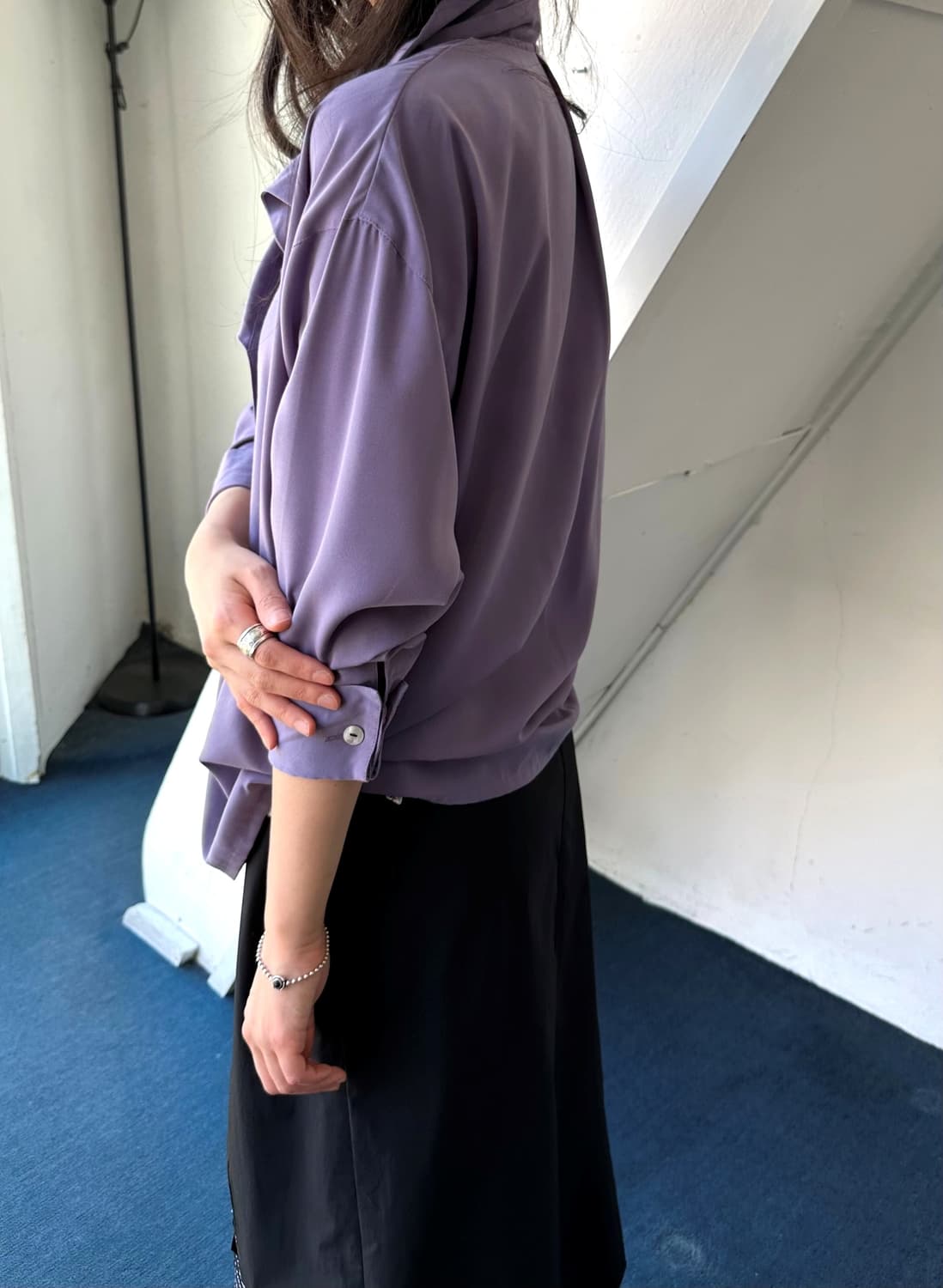 Silky fabric design wide collar blouse s 상품이미지7