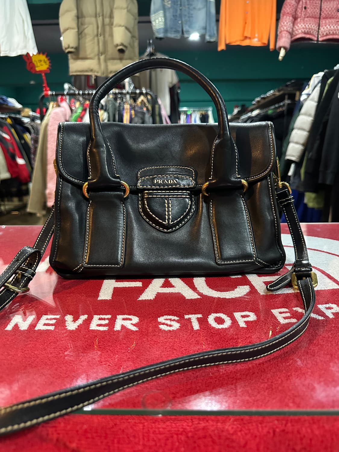 프라다 탑핸들 가죽 크로스백 상품이미지1