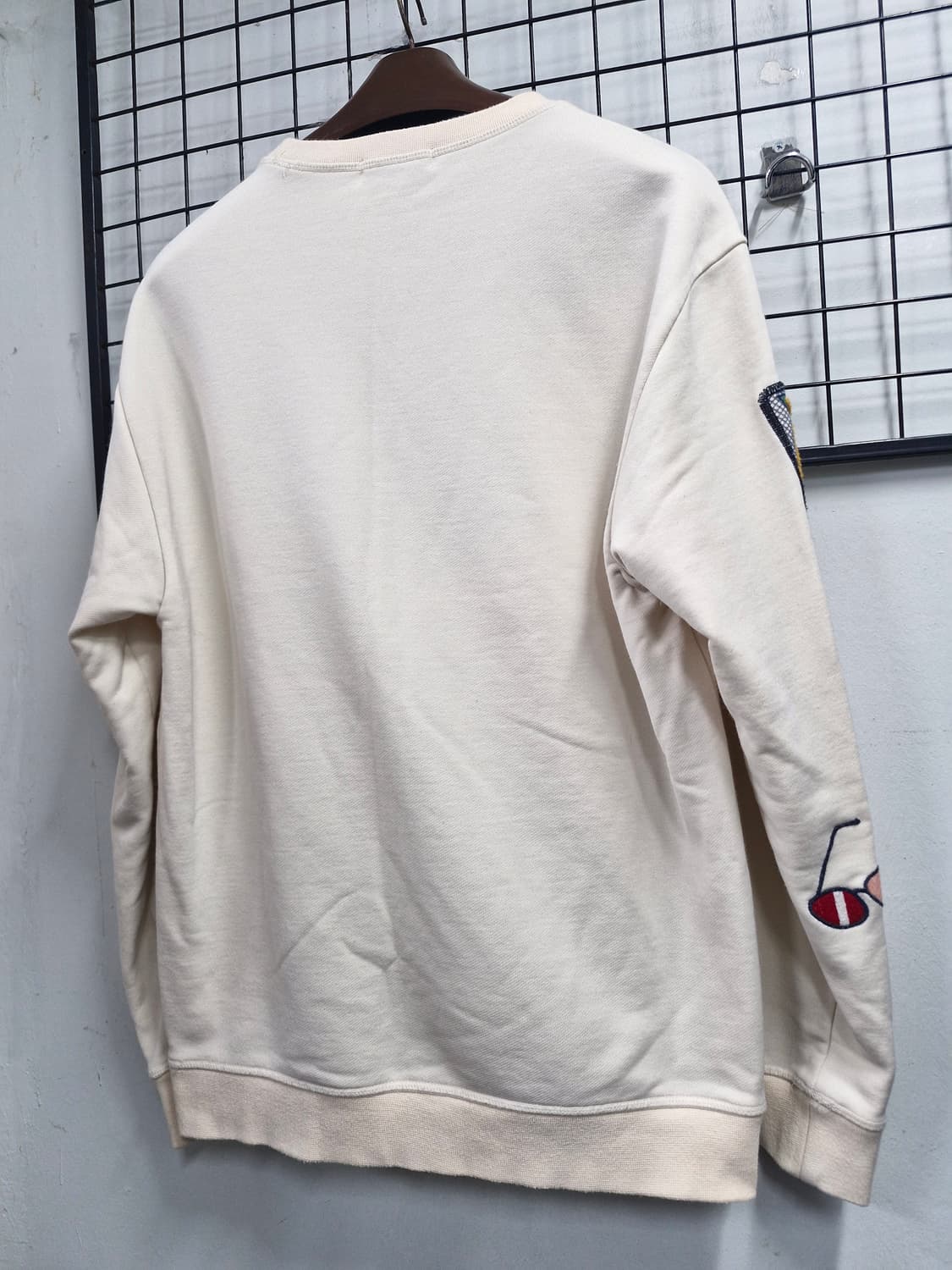 105XL 커스텀멜로우 (코오롱) 카페 자수 패치 맨투맨. 상품이미지8