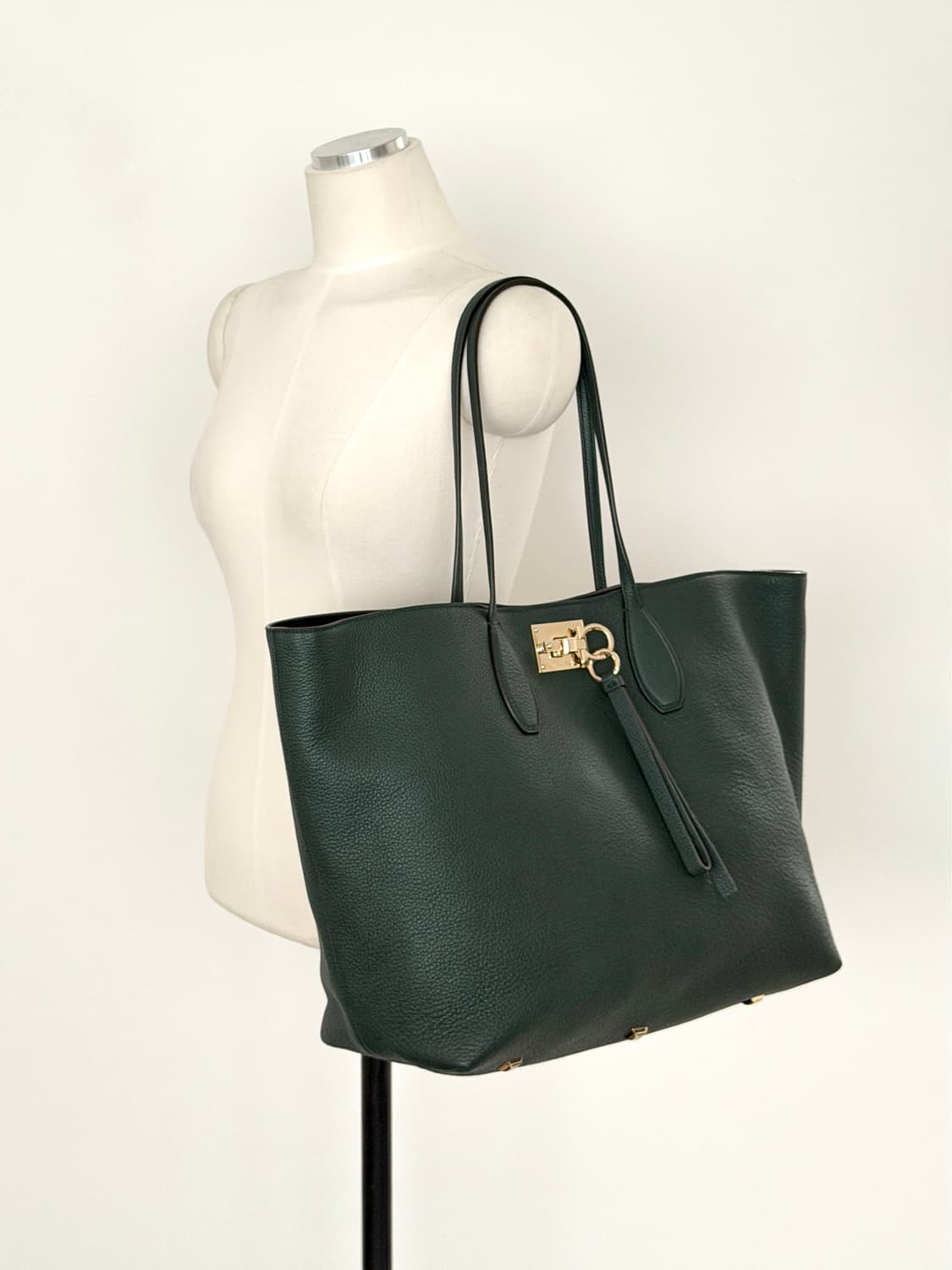 페라가모 간치니 락 레더 쇼퍼백 상품이미지4