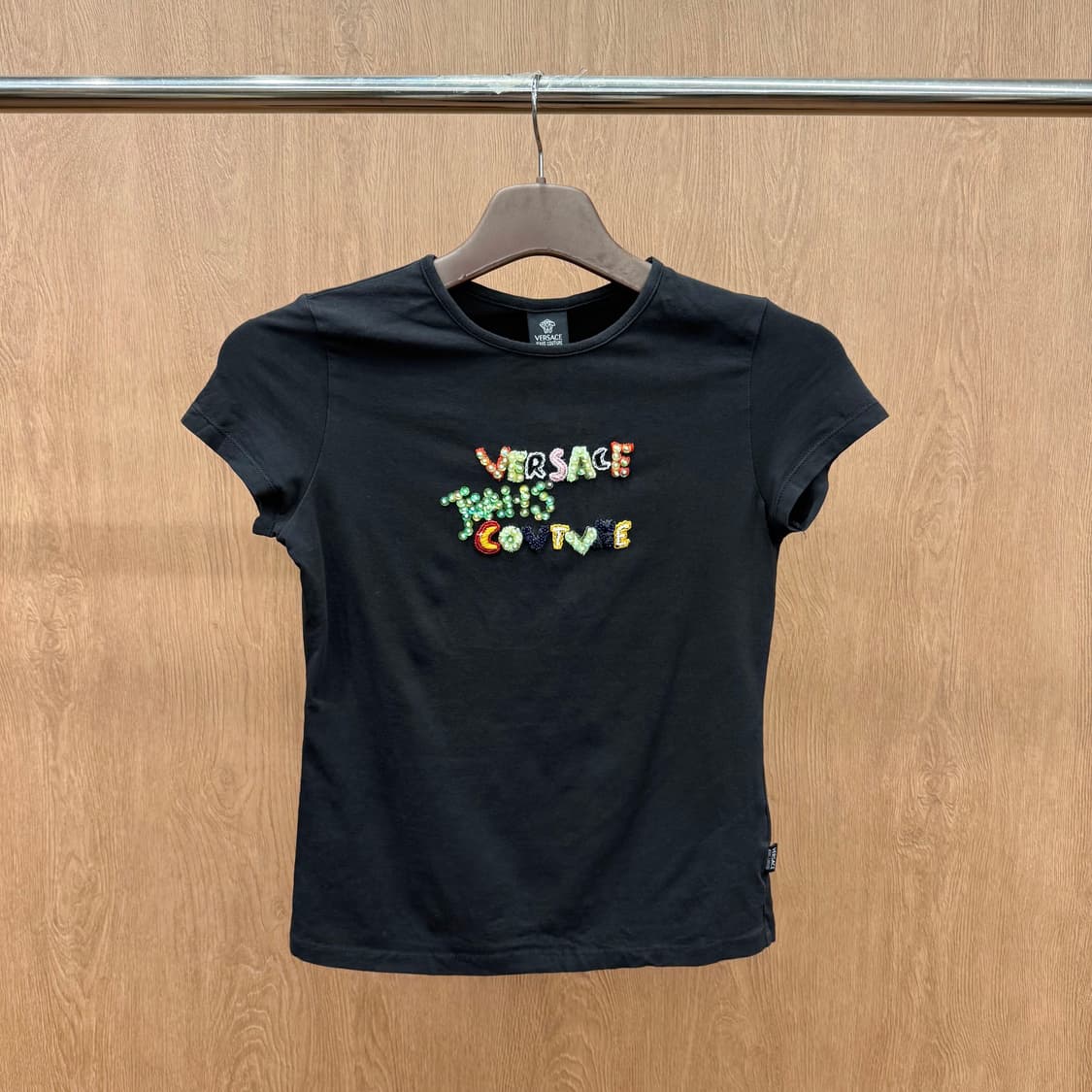 베르사체 진스 반팔 티셔츠 꾸뛰르 비즈 자수 로고 디테일 슬림핏 블랙 상품이미지2