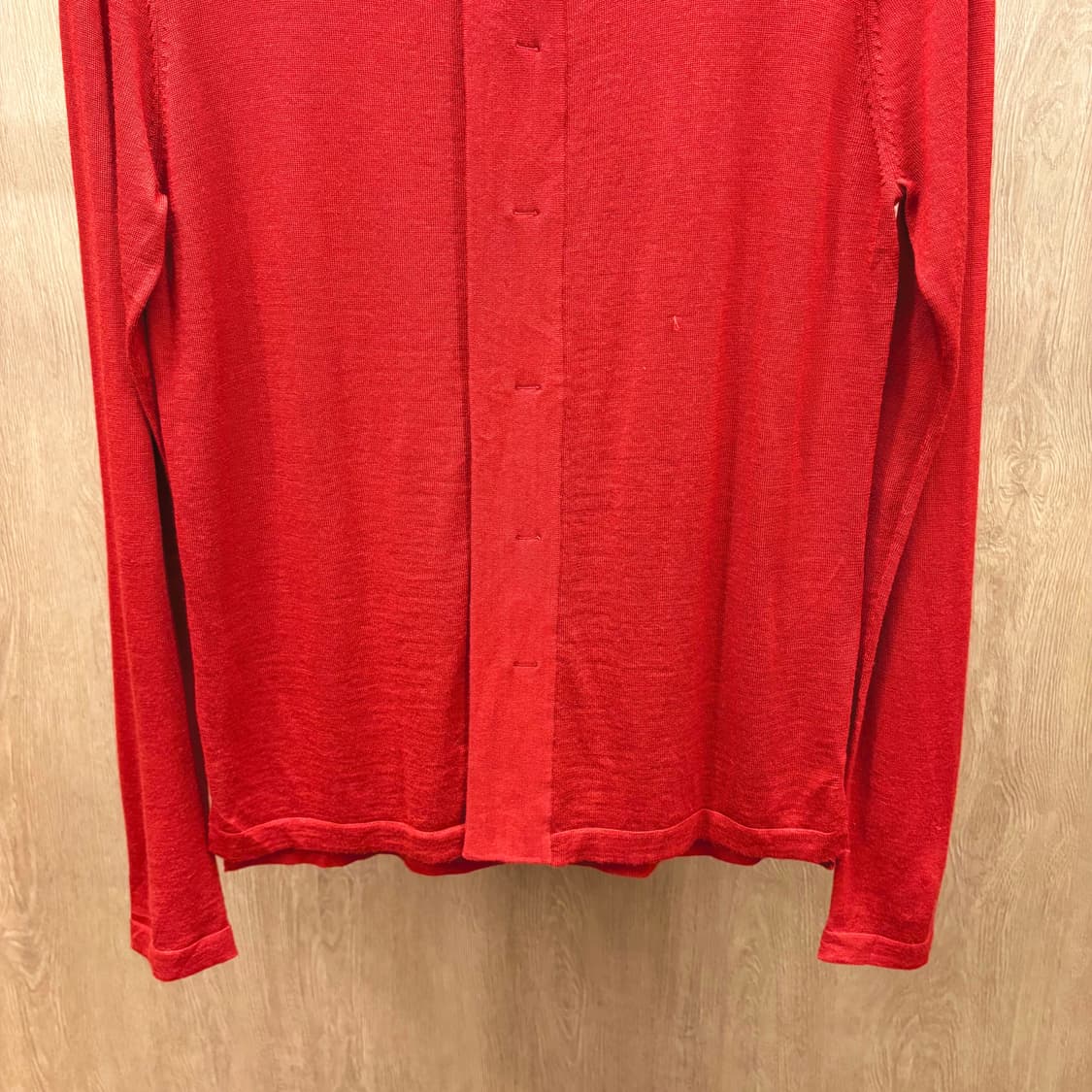 도나카란 뉴욕 긴팔 울 니트 셔츠 카라 히든 버튼 플라켓 디테일 레드 상품이미지5