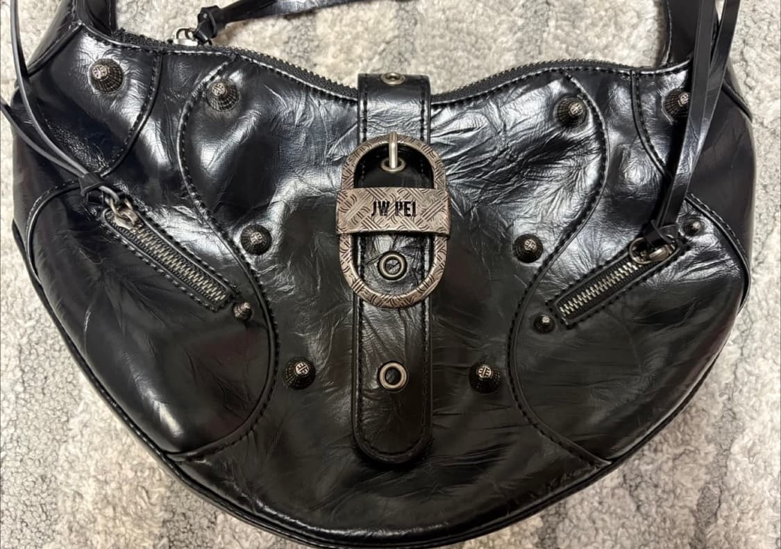 [JW PEI] Tessa 크러쉬드 숄더백 - 블랙 팝니다 상품이미지3