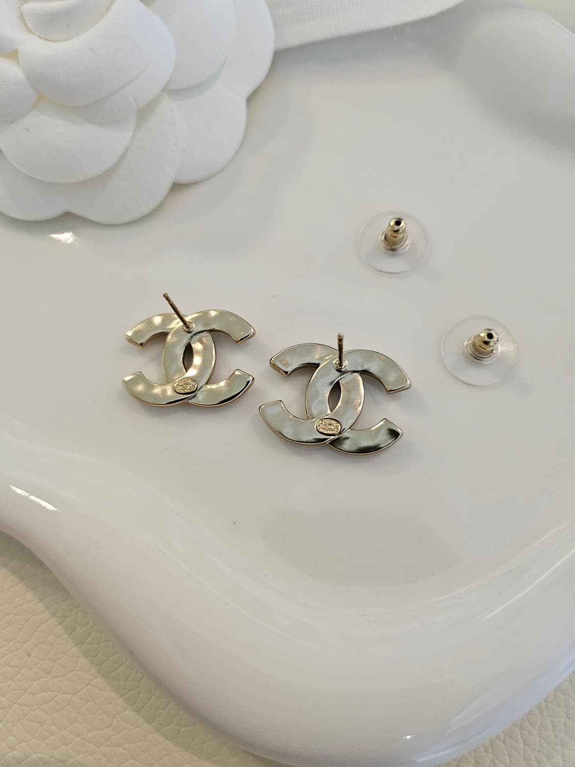 샤넬 화이트레진 금장CC 스터드 귀걸이 업사이클링 상품이미지7