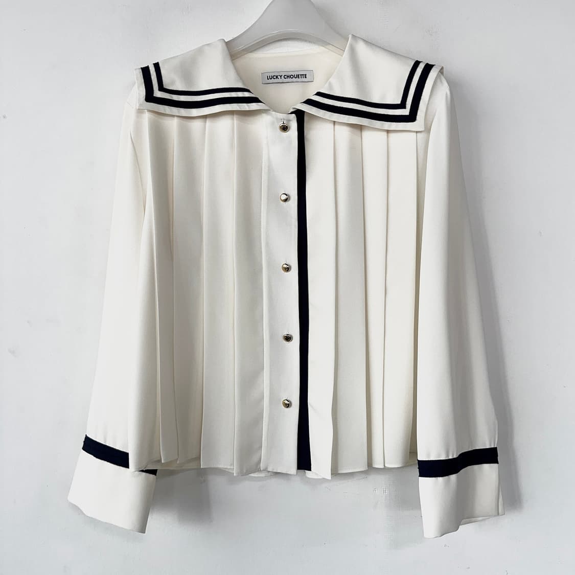 럭키슈에뜨 세일러 칼라 플리츠 블라우스 상품이미지1