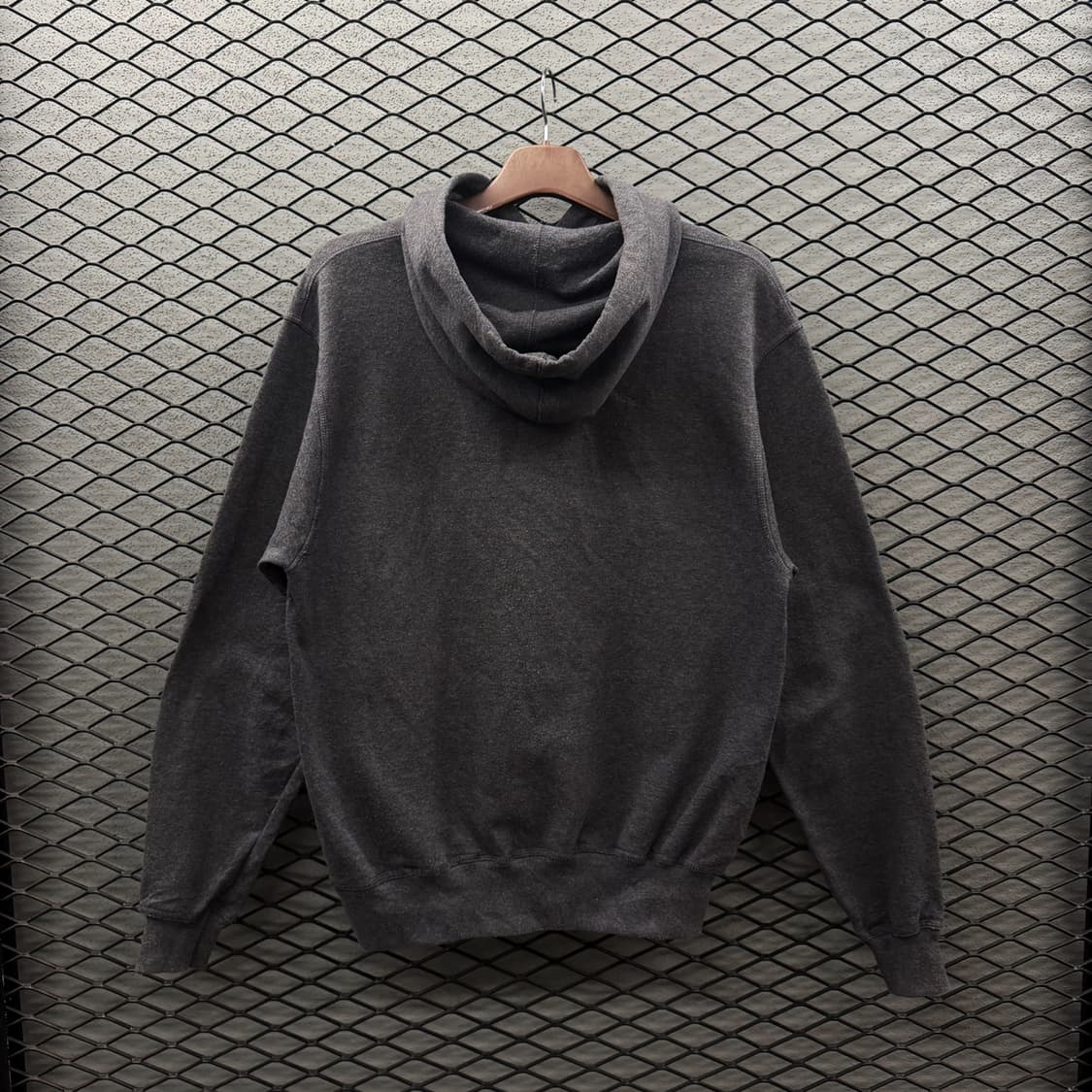 챔피온 레터링 후드티 엠보싱 로고 라벨 패치 디테일 차콜 상품이미지3