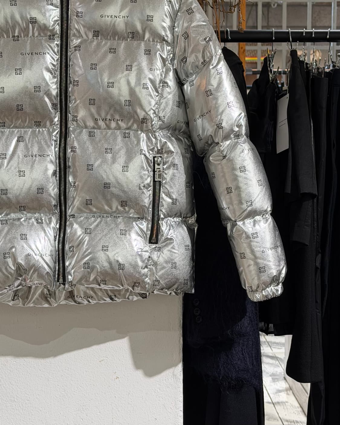 지방시 실버 로고 메탈릭 푸퍼 자켓 상품이미지6